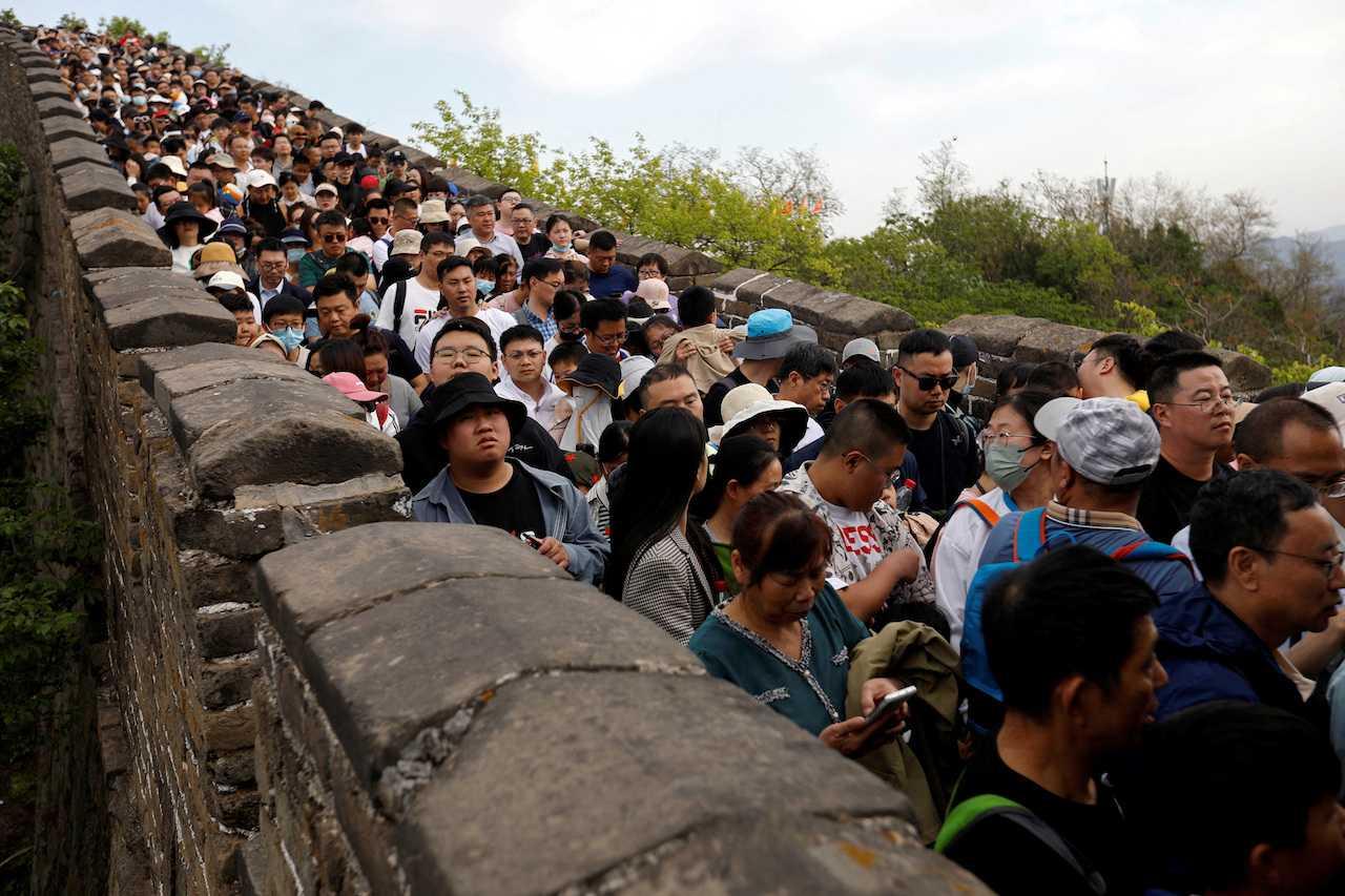 People visit the Mutianyu section of the Great Wall during the five-day Labour Day holiday in Beijing, China, April 30. Photo: Reuters