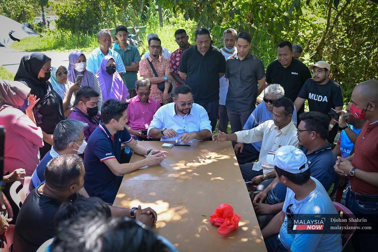 Penduduk kampung berkumpul untuk berunding dengan pemilik tanah dan pegawai khas kepada menteri besar Selangor, tetapi akhirnya proses pengusiran dan perobohan diteruskan.