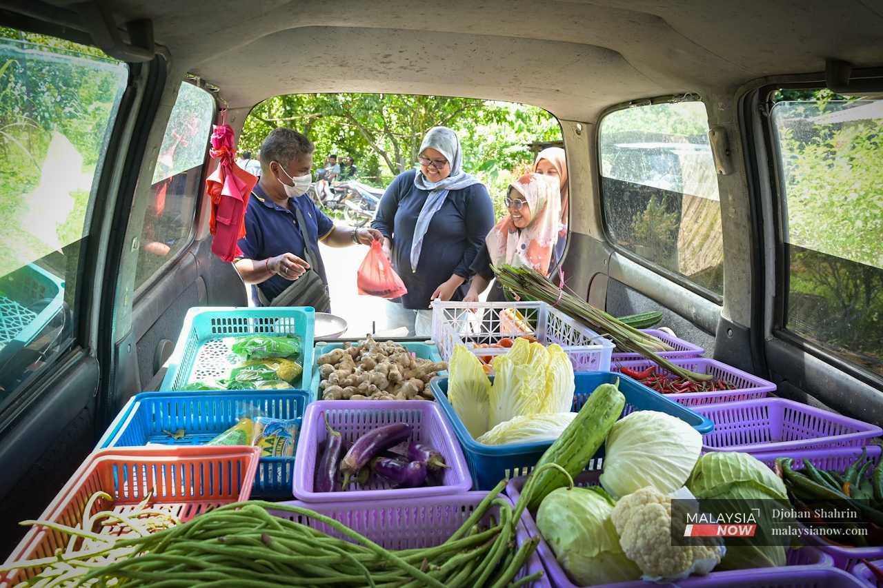 Siva juga menjual barangan mentah, membawa sayur-sayuran yang disusun rapi di dalam bakul di belakang van. 