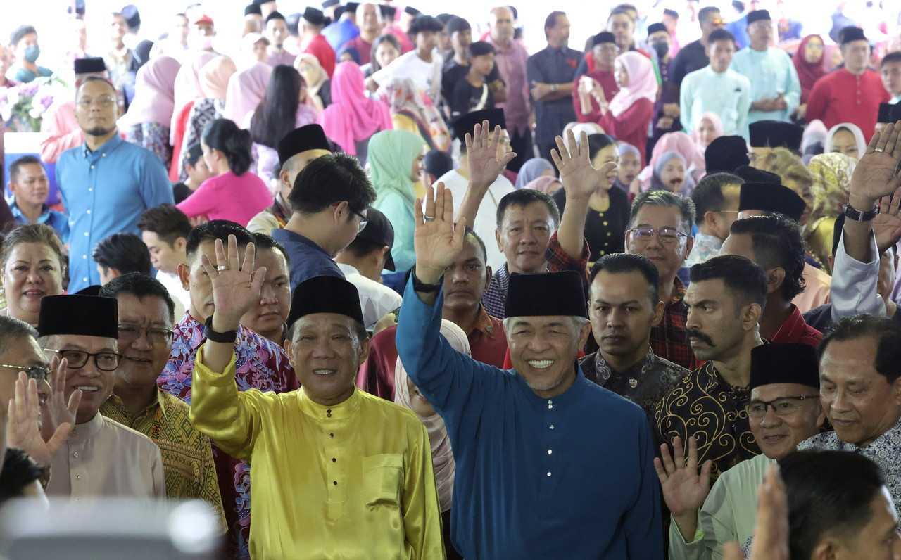 Timbalan Perdana Menteri Ahmad Zahid Hamidi (tengah) diapit Pengerusi Badan Perhubungan Umno Sabah Bung Moktar Radin pada sambutan Hari Raya Aidilfitri di Kota Kinabalu, 4 Mei. Gambar: Bernama
