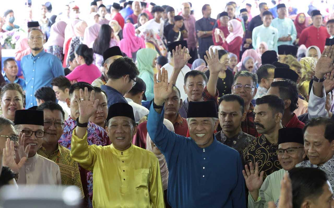 Deputy Prime Minister Ahmad Zahid Hamidi (centre) flanked by Sabah Umno chief Bung Moktar Radin at a Hari Raya Aidilfitri celebration in Kota Kinabalu, May 4. Photo: Bernama