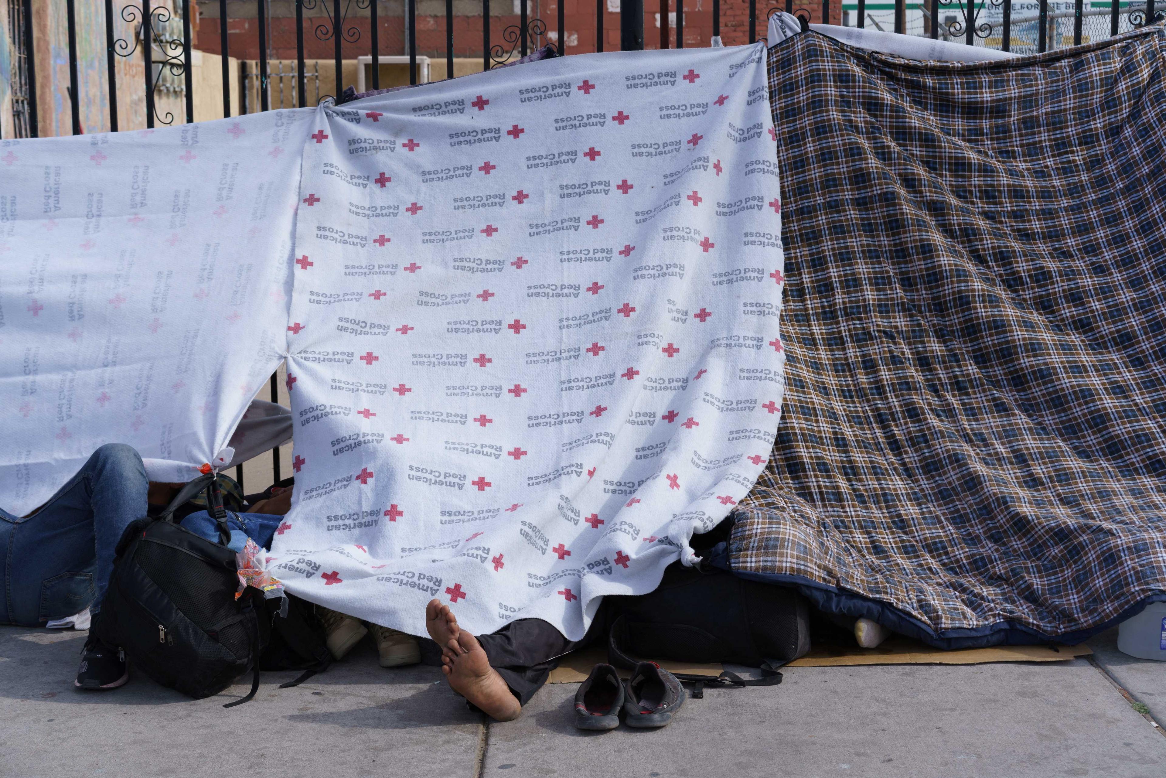 Migrants are camped out near the Sacred Heart Church in downtown El Paso, Texas, US April 30. Photo: Reuters