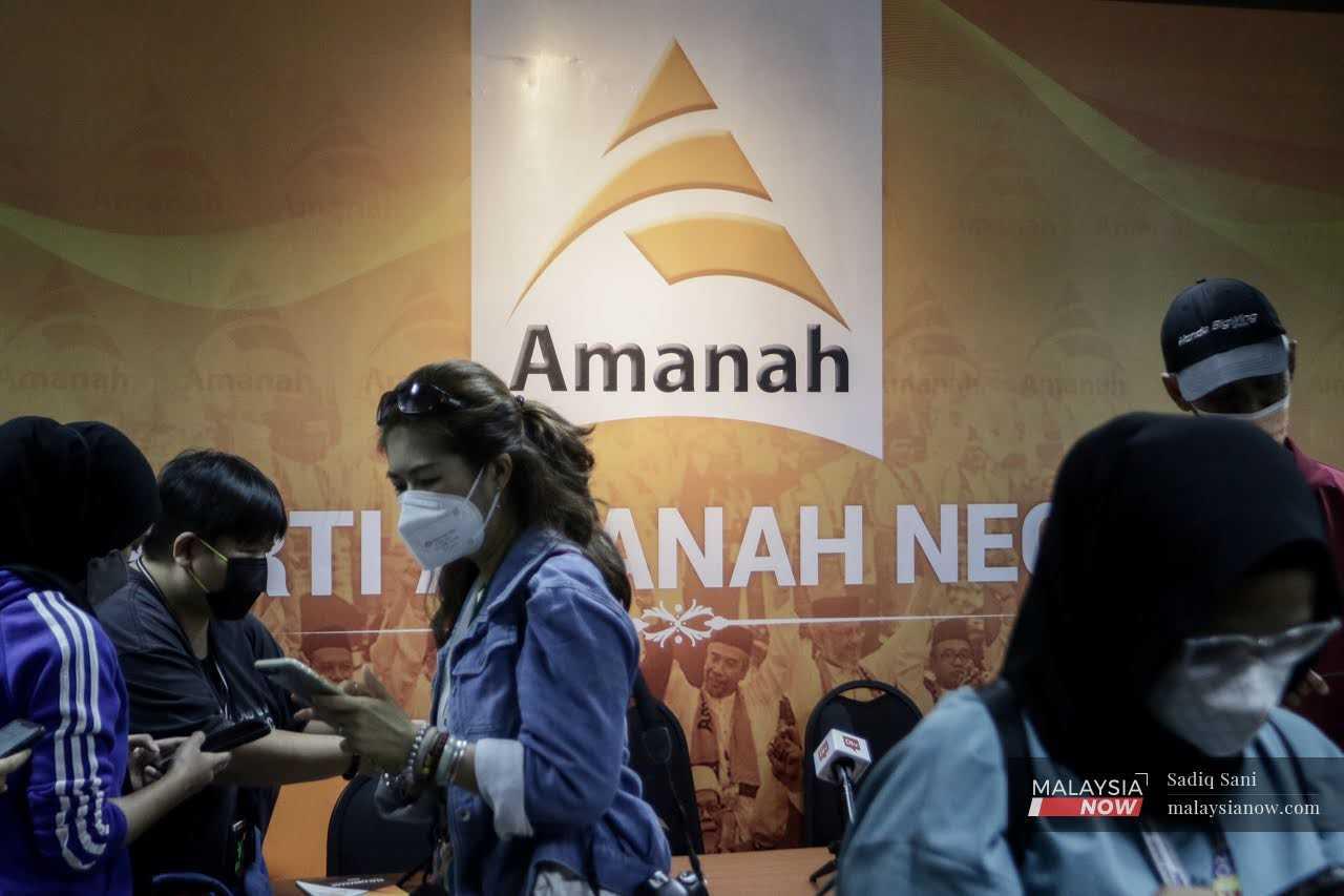 Wartawan hadir pada sidang media di ibu pejabat Amanah di Kuala Lumpur, 30 Oktober 2022.