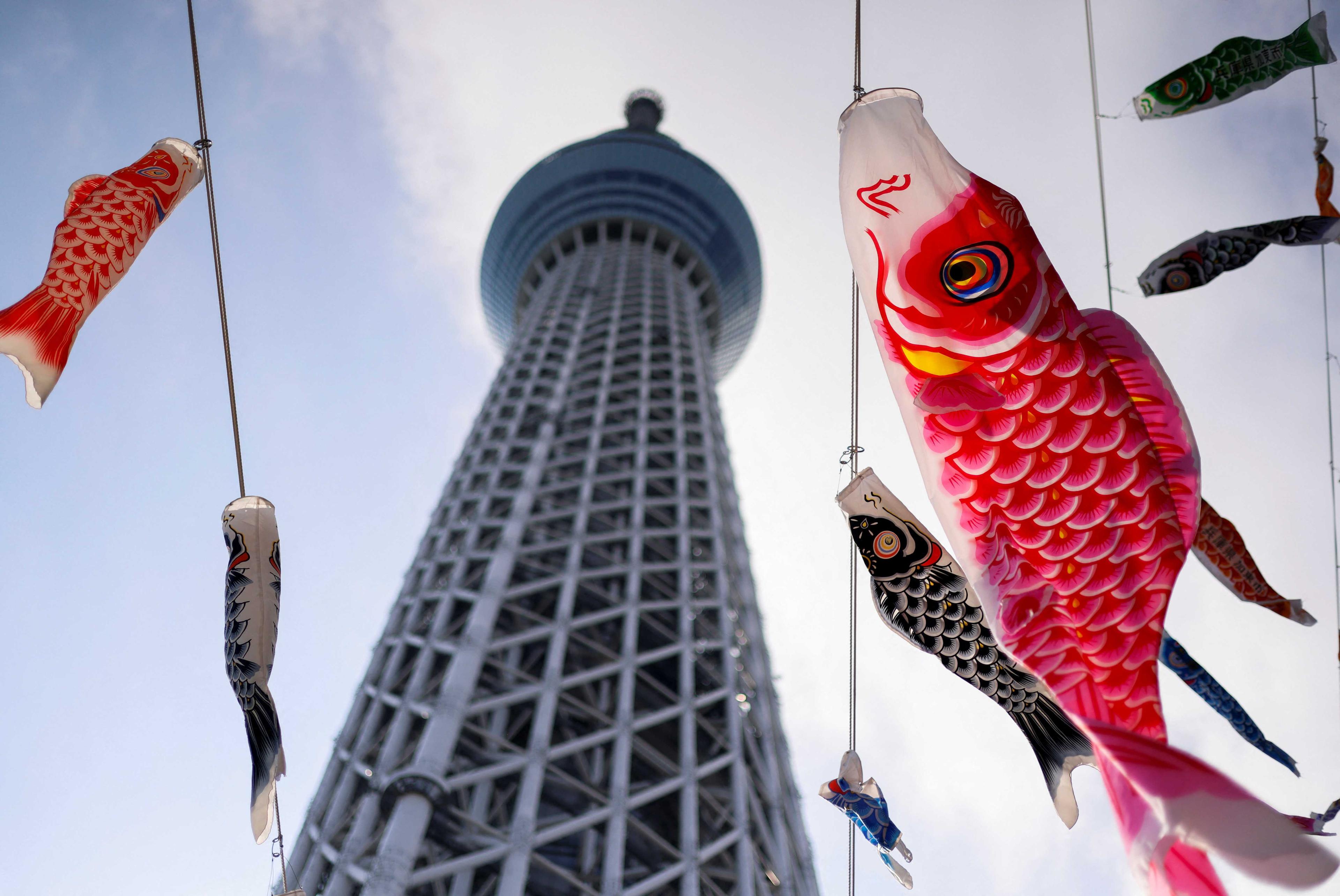 Bendera berbentuk ikan emas yang dikenali sebagai ‘Koinobori’ dan merupakan simbol kesihatan dan kekuatan untuk kanak-kanak dipamerkan berhampiran menara pencakar langit Tokyo Skytree di Tokyo, Jepun menjelang sambutan Hari Kanak-kanak, hari ini. Gambar: Reuters