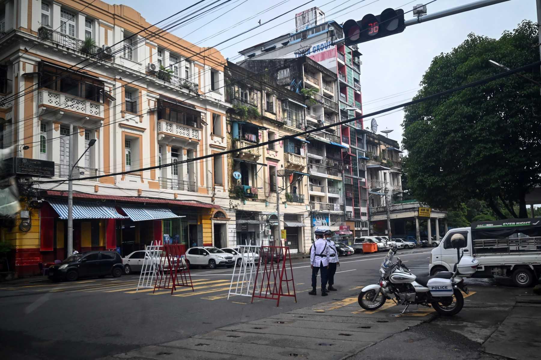 Polis trafik berkawal di jalan di Yangon pada 19 Julai 2022. Gambar: AFP