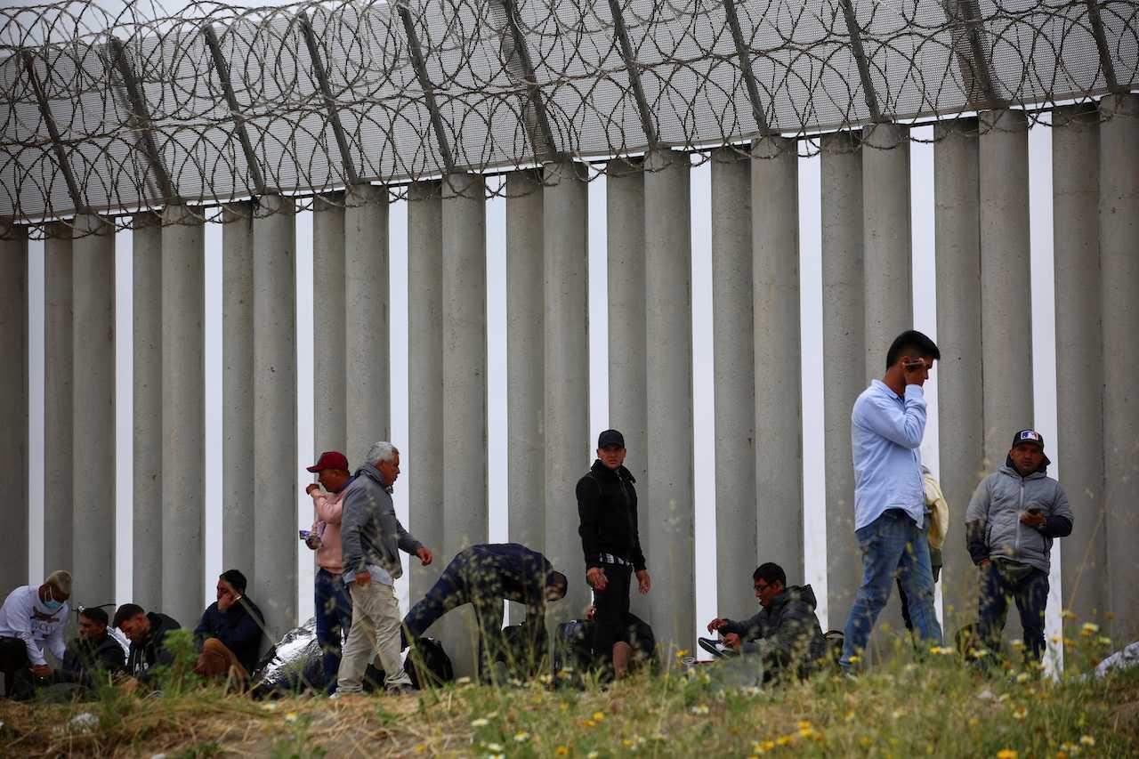 Migrants camp between the two border fences as they wait for authorities to request asylum in San Ysidro, California, US, as seen from Tijuana, Mexico, April 30. Photo: Reuters