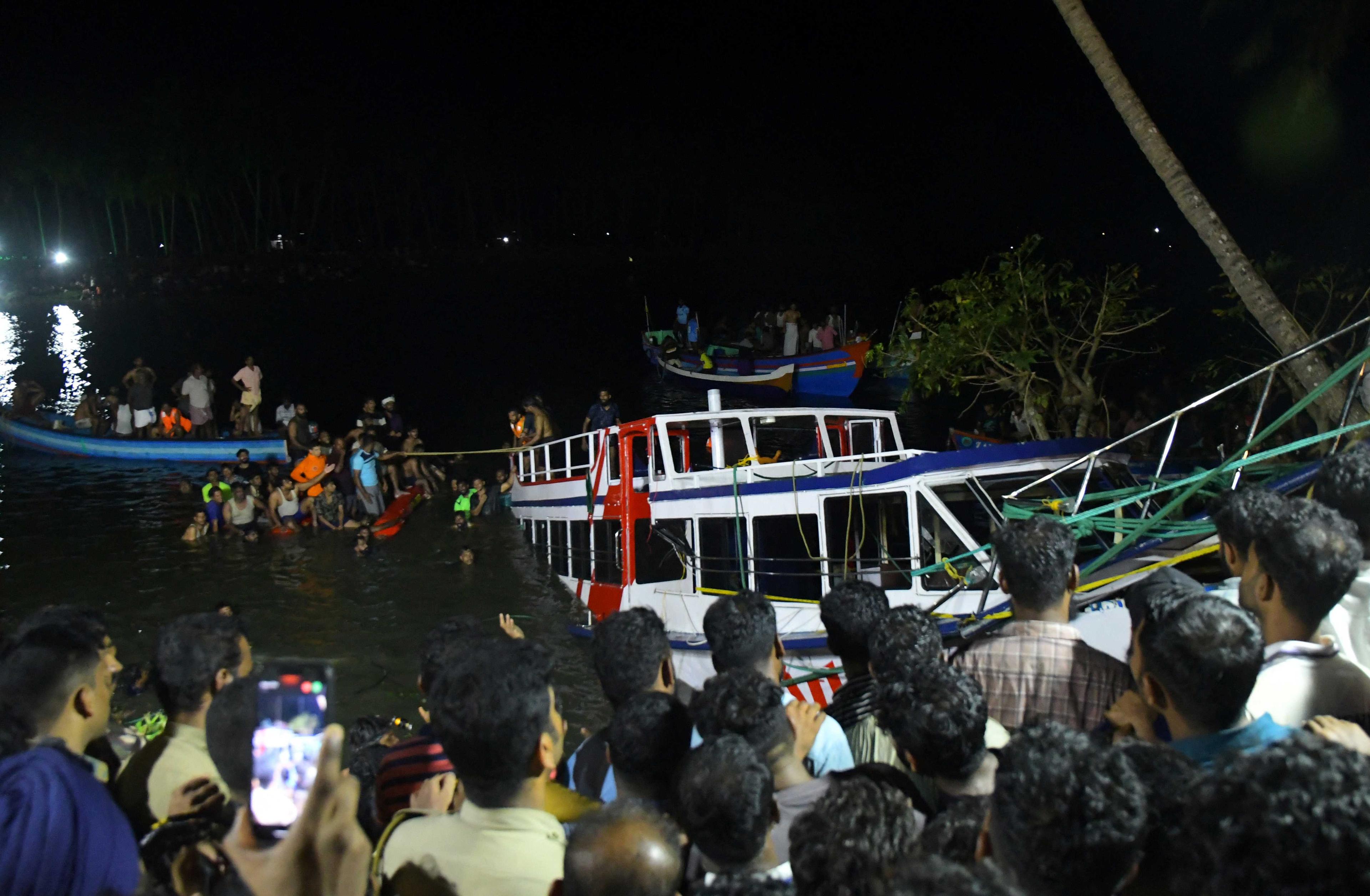 Anggota pasukan penyelamat mencari mangsa yang terselamat selepas sebuah bot karam di di negeri Kerala di selatan India, 7 Mei. Gambar: Reuters