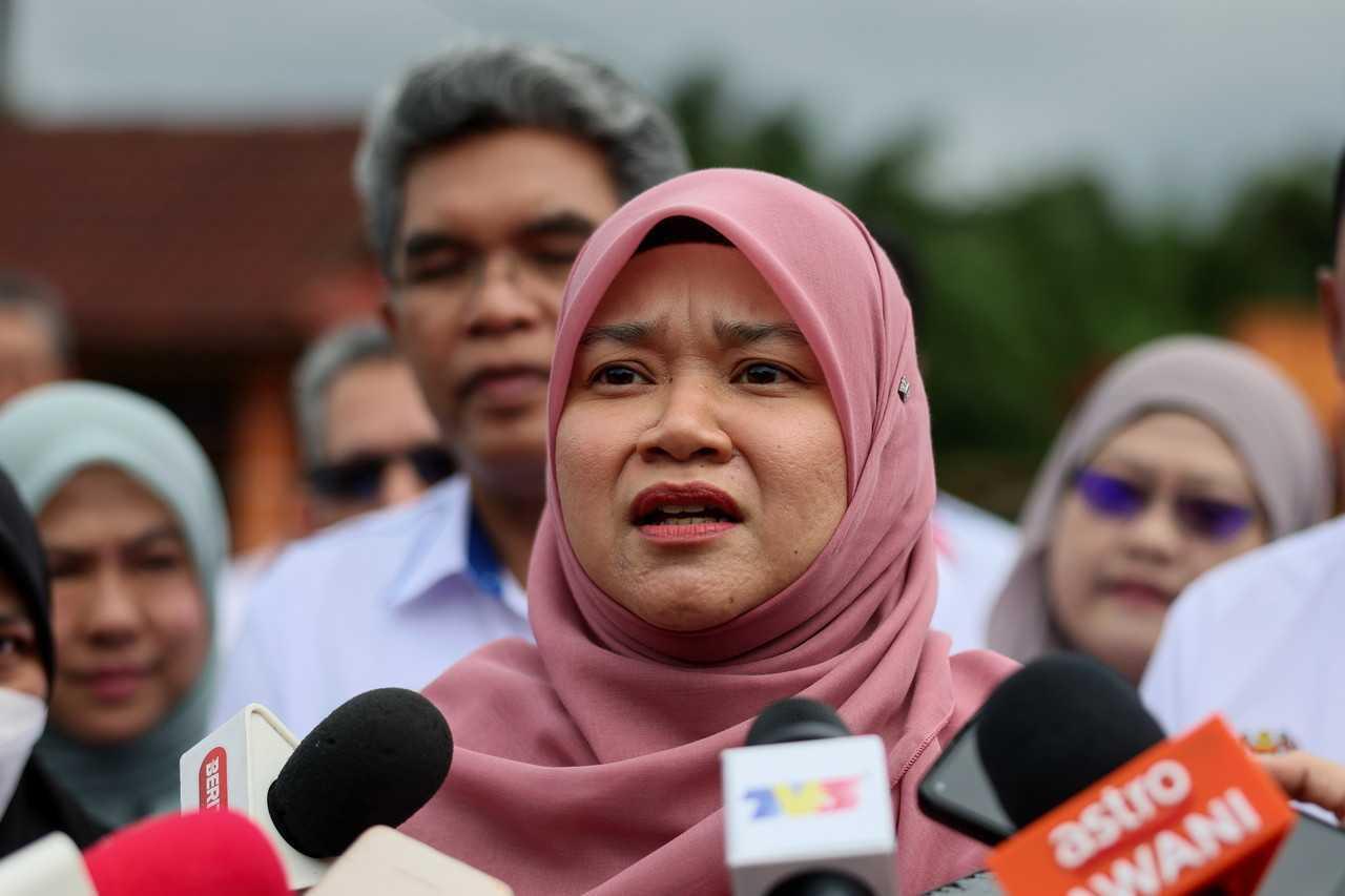 Menteri Pendidikan Fadhlina Sidek ditemu bual pemberita ketika melakukan lawatan ke Sekolah Kebangsaan Pulau Rusa, 10 Januari. Gambar: Bernama