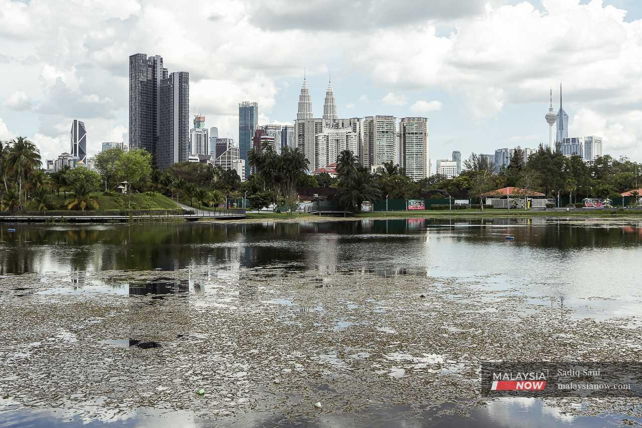 Taman Tasik Titiwangsa di Kuala Lumpur yang selalu dipenuhi pengunjung, lenggang berikutan rakyat Malaysia mengelakkan diri daripada cuaca panas.