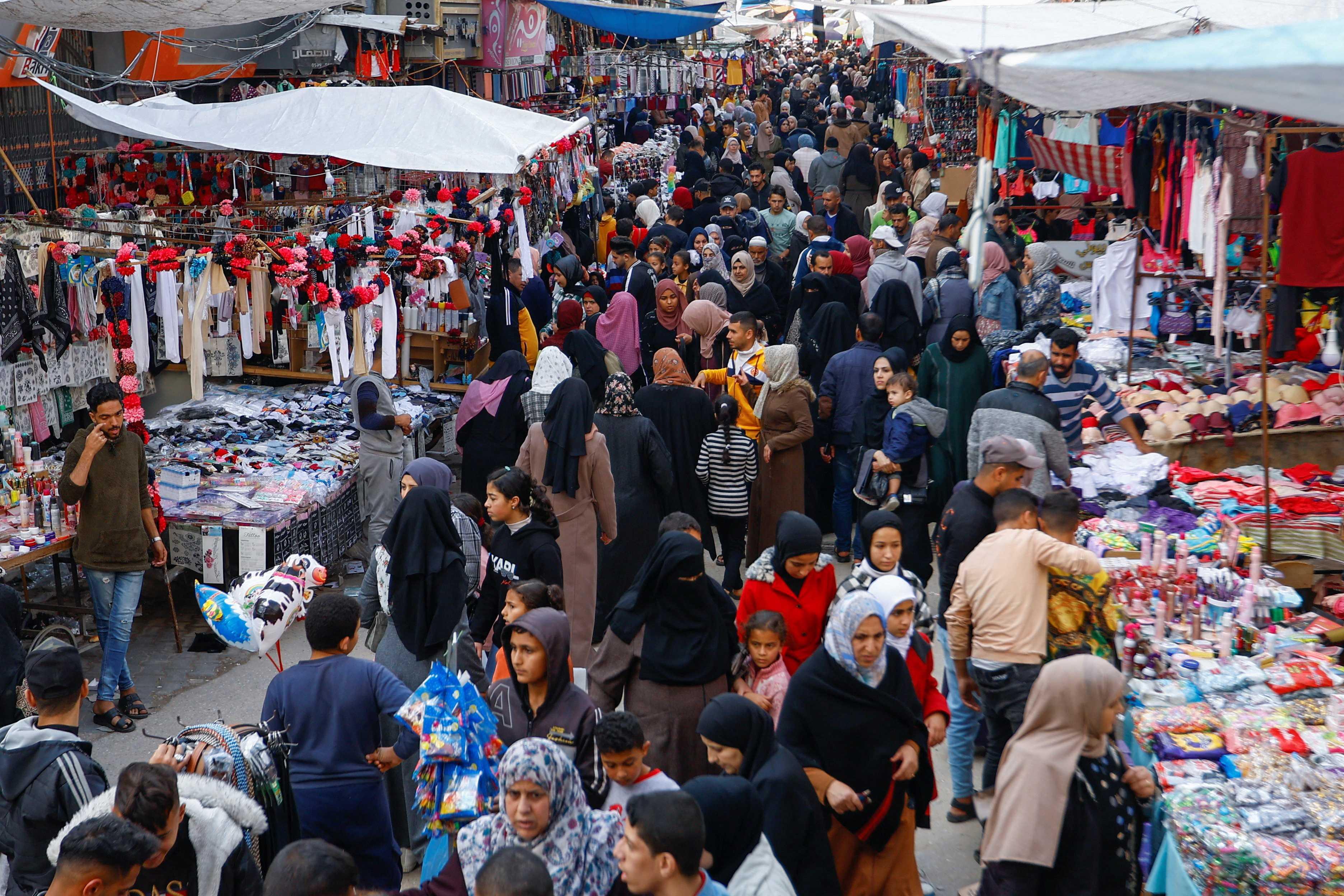 Orang ramai membeli-belah di pasar menjelang Aidilfitri, di Khan Younis, di selatan Semenanjung Gaza 13 April. Gambar: Reuters