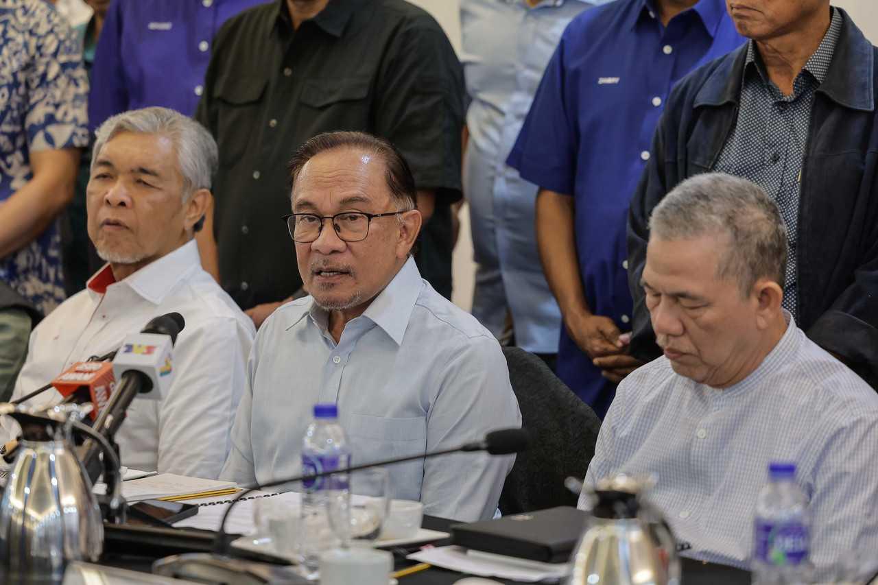 Perdana Menteri Anwar Ibrahim berucap pada sidang media di Kuala Lumpur yang turut dihadiri timbalannya Ahmad Zahid Hamidi dan Fadillah Yusof, 7 Mei. Gambar: Bernama