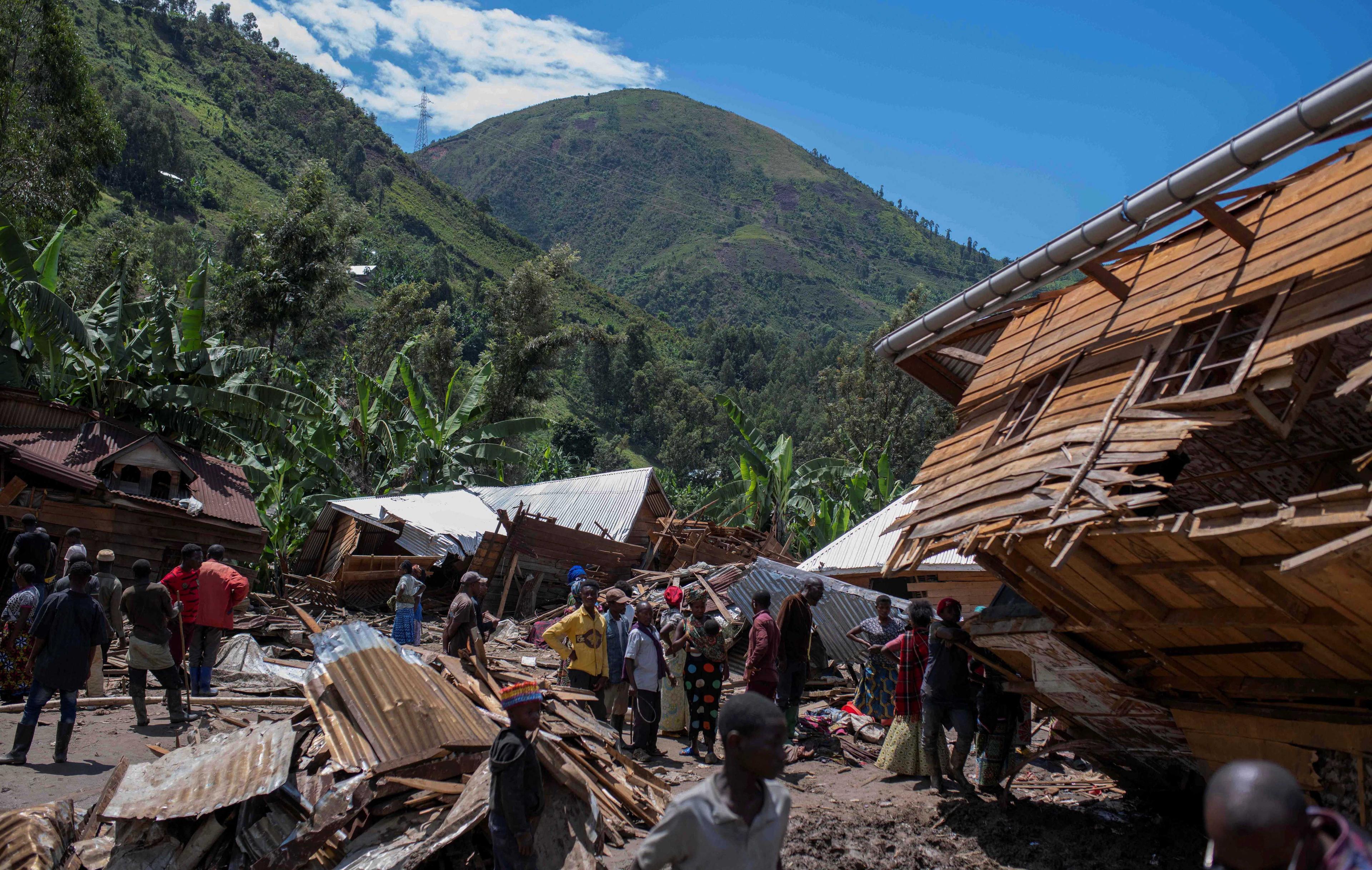 Congolese civilians gather after the death of their family members following rains that destroyed buildings and forced aid workers to gather mud-clad corpses into piles in the village of Nyamukubi, Kalehe territory in South Kivu province of the Democratic Republic of Congo May 6. Photo: Reuters