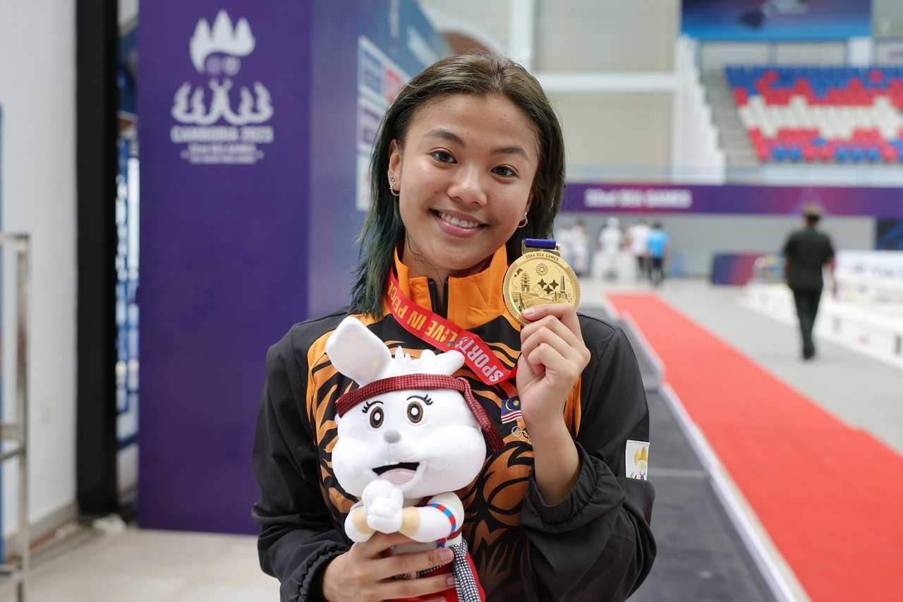 Young diver Kimberly Bong Qian Ping clinches Malaysia's 10th gold medal at the women's 3m springboard event in the 2023 SEA Games yesterday. Photo: Bernama