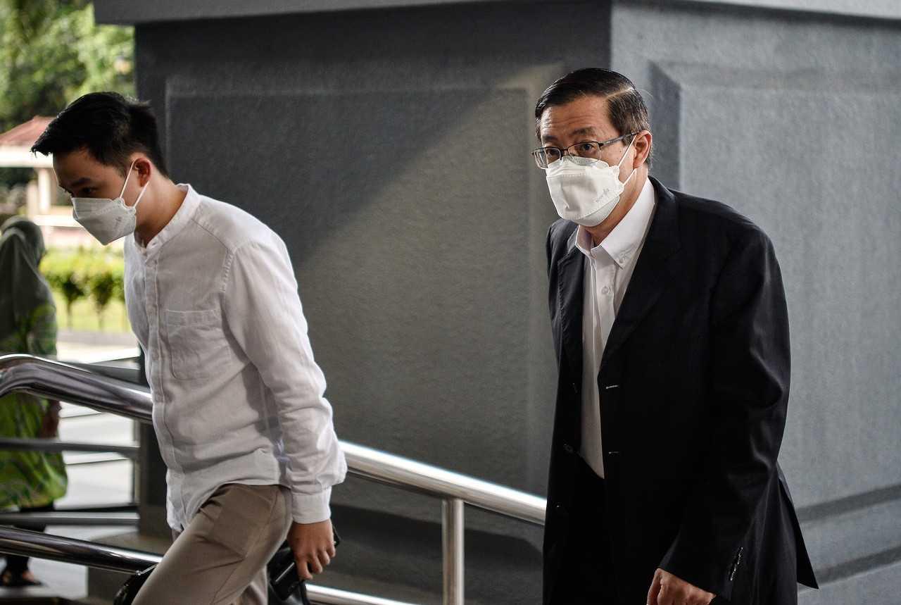 Bekas ketua menteri Pulau Pinang Lim Guan Eng (kanan) hadir di Mahkamah Tinggi Kuala Lumpur hari ini bagi perbicaraan empat pertuduhan rasuah yang dihadapinya membabitkan pembinaan terowong dasar laut dan jalan utama di Pulau Pinang bernilai RM6.34 bilion. Gambar: Bernama