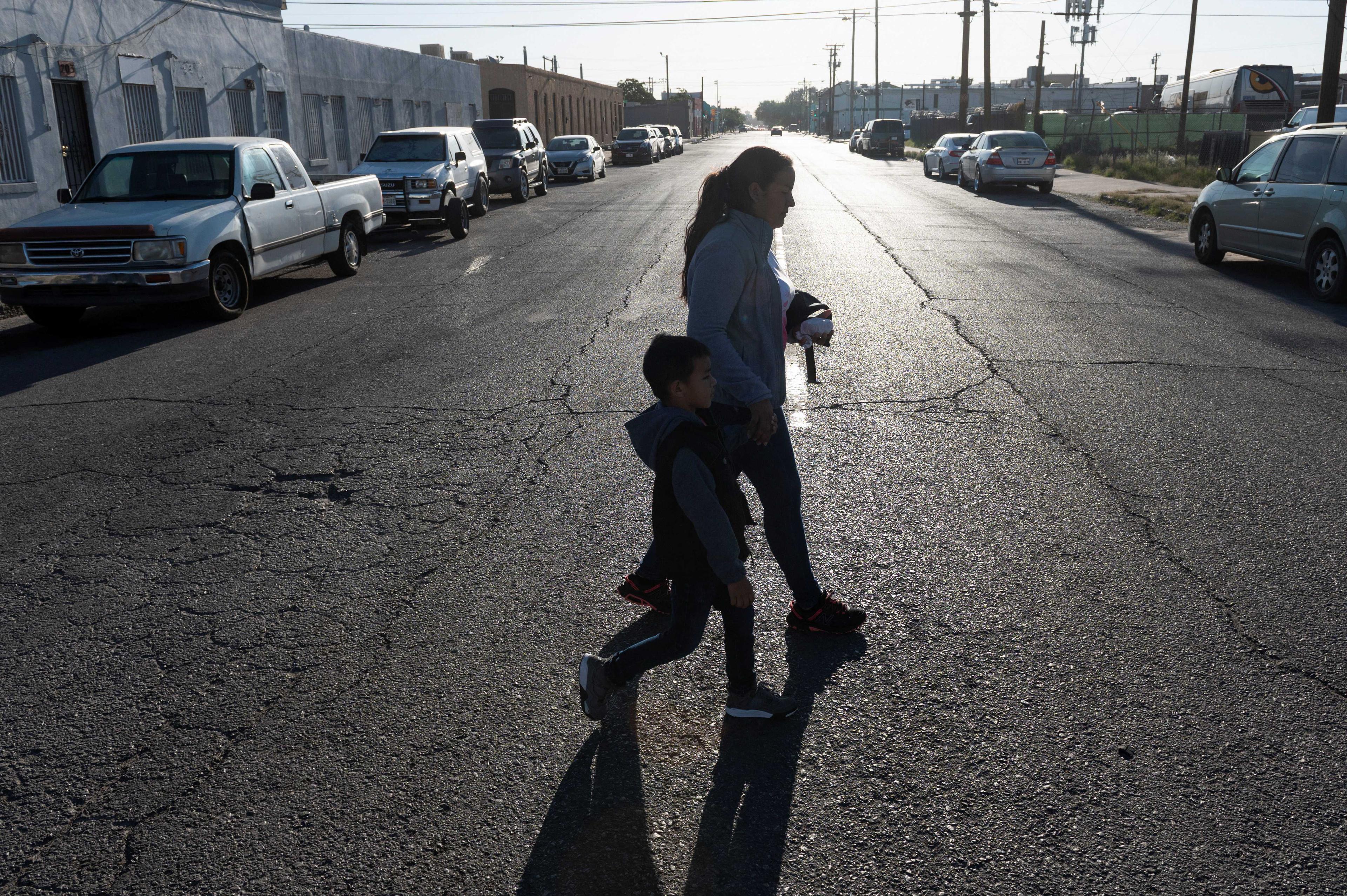 A mother and son walk to the entrance of a US Border Patrol office, to surrender to US Immigration officers and get their claim to enter the US, near El Paso, Texas, US, May 10. Photo: Reuters