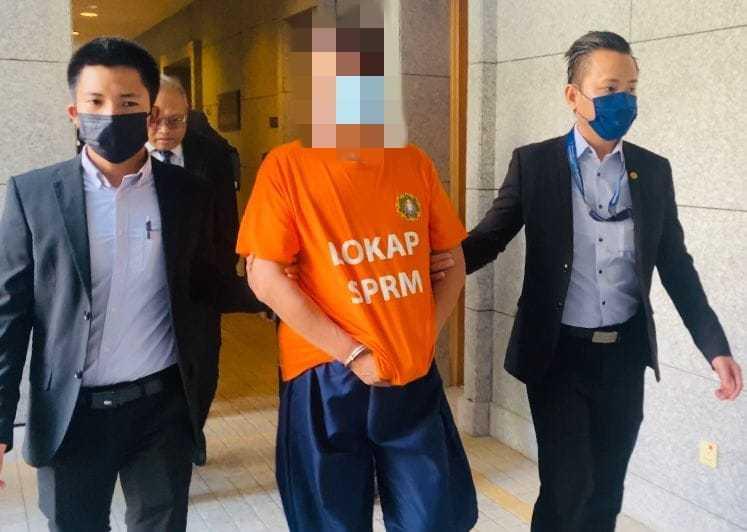 Seorang blogger tiba di Mahkamah Majistret Putrajaya, 12 Mei.
