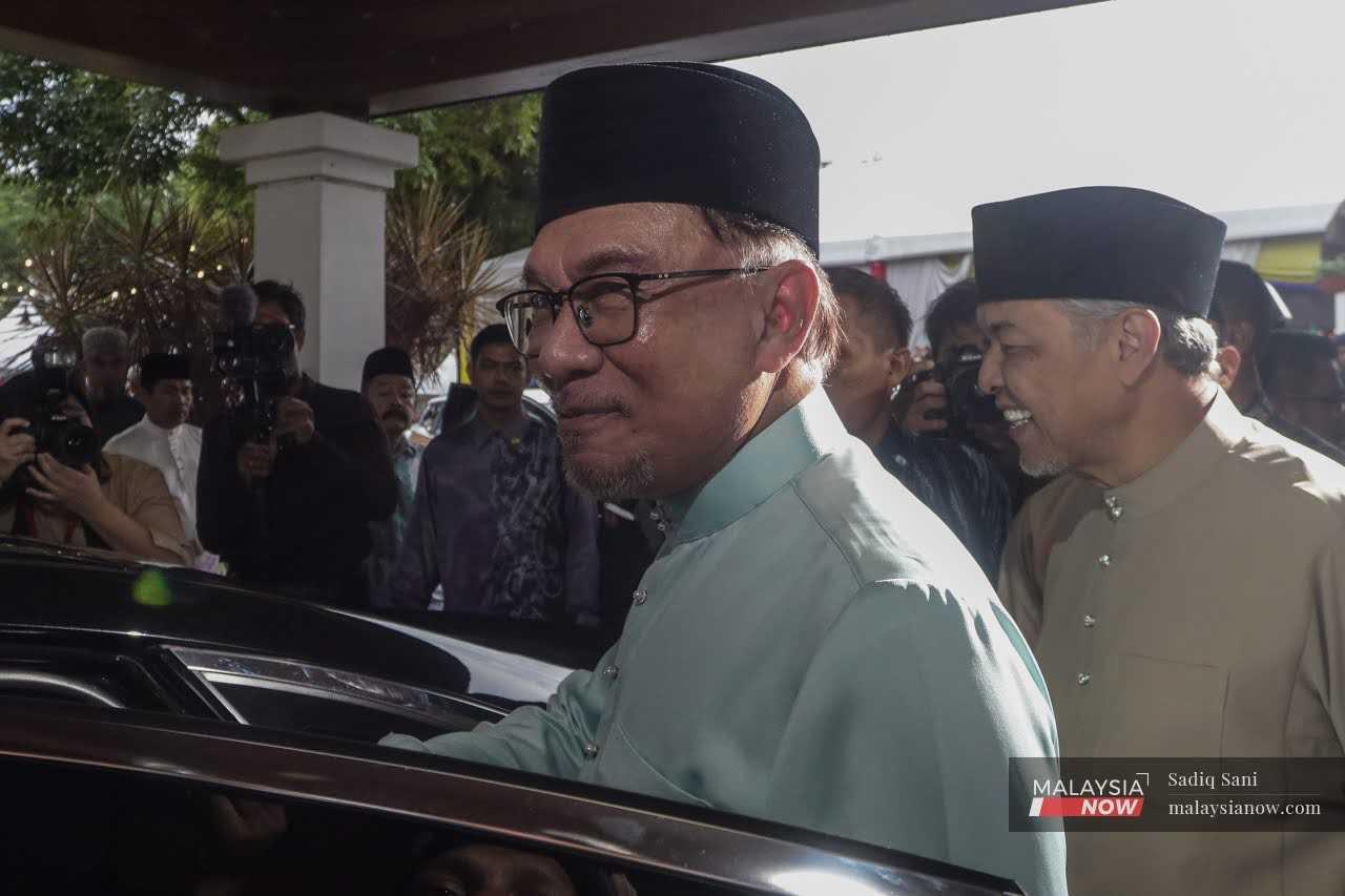 Perdana Menteri Anwar Ibrahim beredar selepas menghadiri rumah terbuka Hari Raya Aidilfitri Kementerian Kemajuan Luar Bandar dan Wilayah di Putrajaya, 30 April.