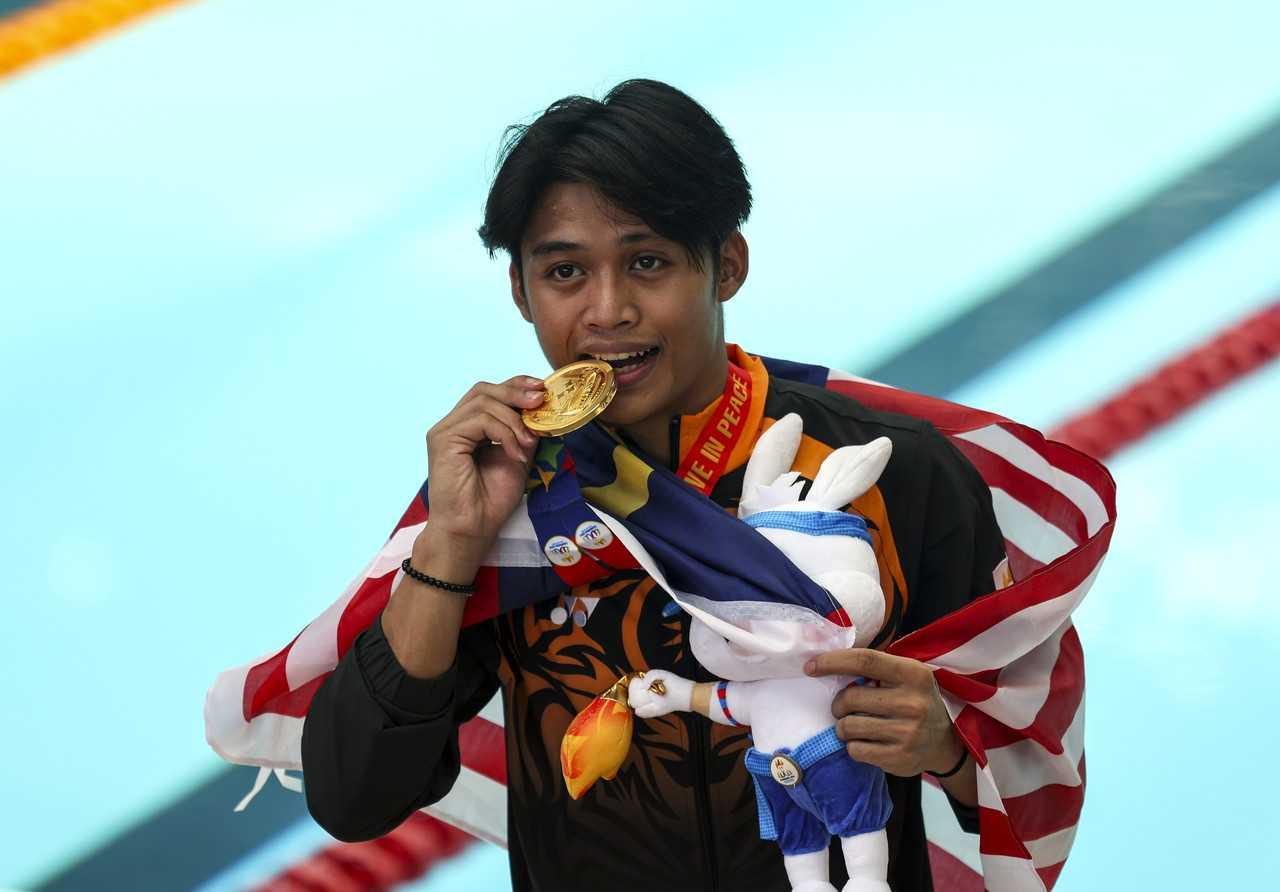 National diver Enrique Maccartney Harold delivers Malaysia's fourth gold in diving. Photo: Bernama
