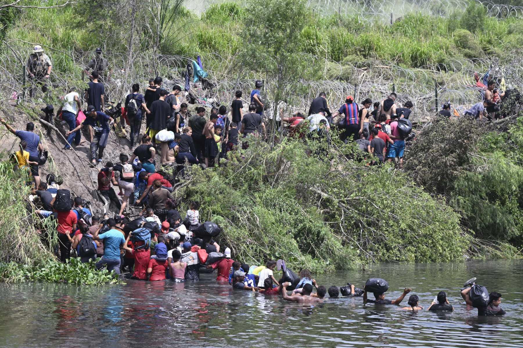 Migrants cross the Rio Grande River as they try to get to the US, as seen from Matamoros, state of Tamaulipas, Mexico, on May 11. Photo: AFP