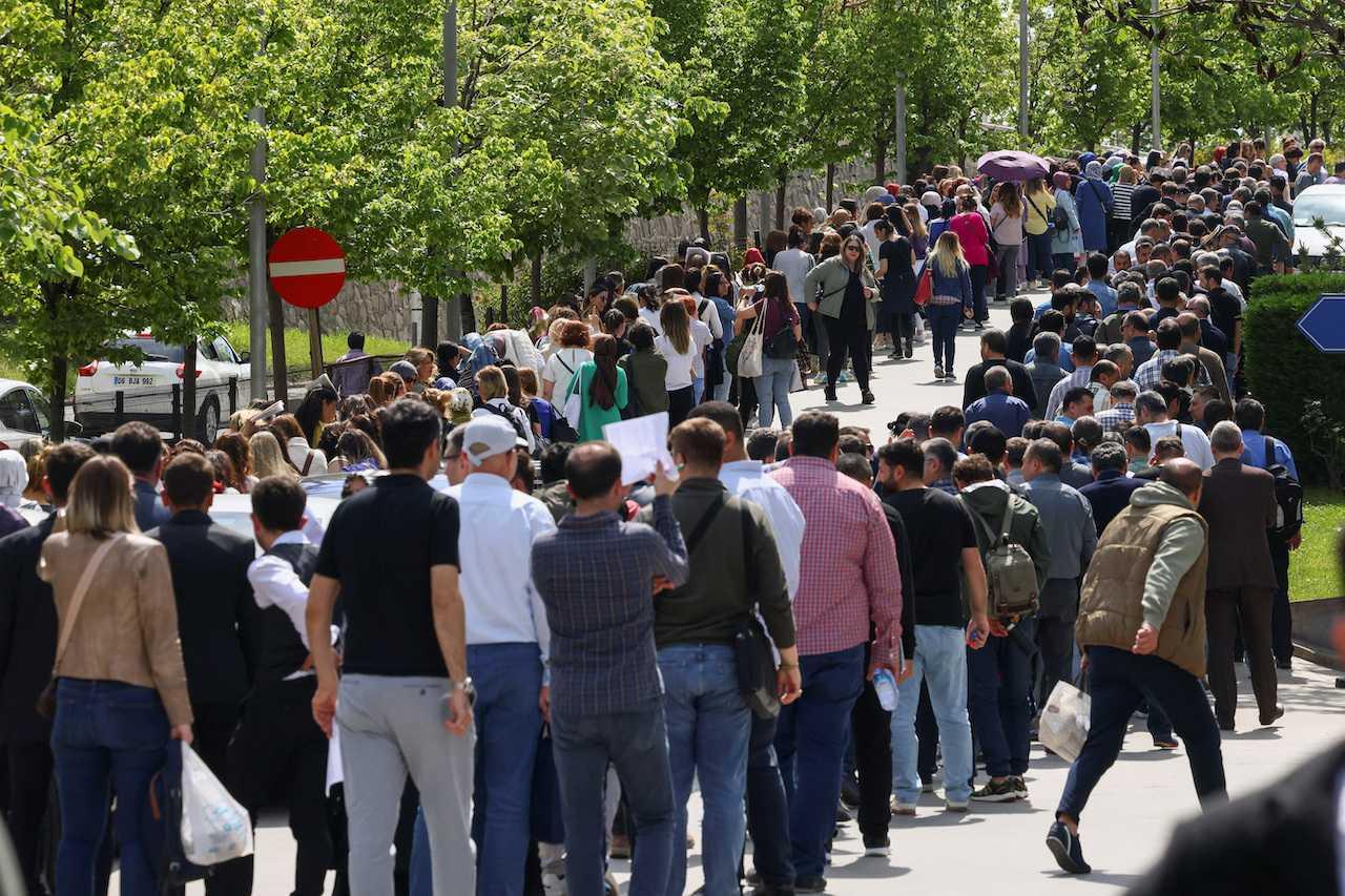 People queue outside a polling station during Turkish presidential and parliamentary elections, in Ankara, Turkey, May 14. Photo: Reuters