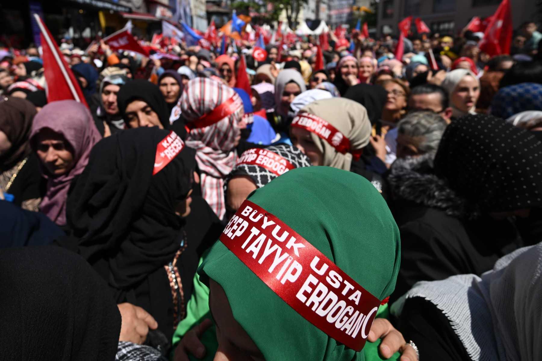 Supporters of the incumbent Turkish president, who runs for reelection, wear headbands reading 'Grand Master Recep Tayyip Erdogan' as they gather prior to a rally on the eve of the presidential and parliamentary elections, on the European side of Istanbul, on May 13. Photo: AFP