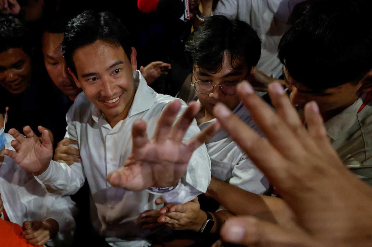 Move Forward Party leader and prime ministerial candidate Pita Limjaroenrat reaches out to a supporter in the crowd during the general election in Bangkok, Thailand, May 14. Photo: Reuters