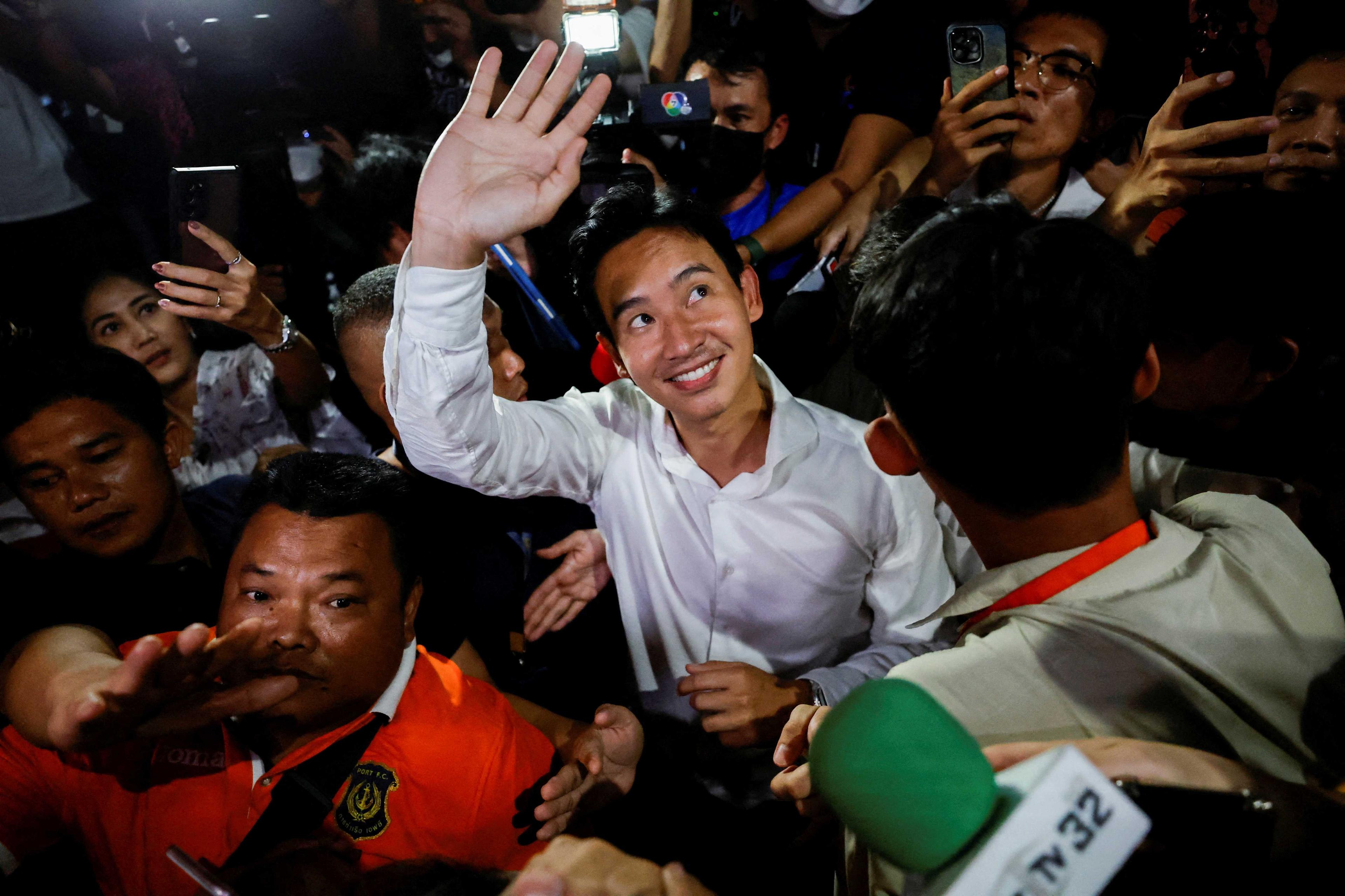 Pemimpin Parti Move Forward, Pita Limjaroenrat, melambai kepada orang ramai sewaktu pilihan raya umum di Bangkok, Thailand, 14 Mei. Gambar: Reuters