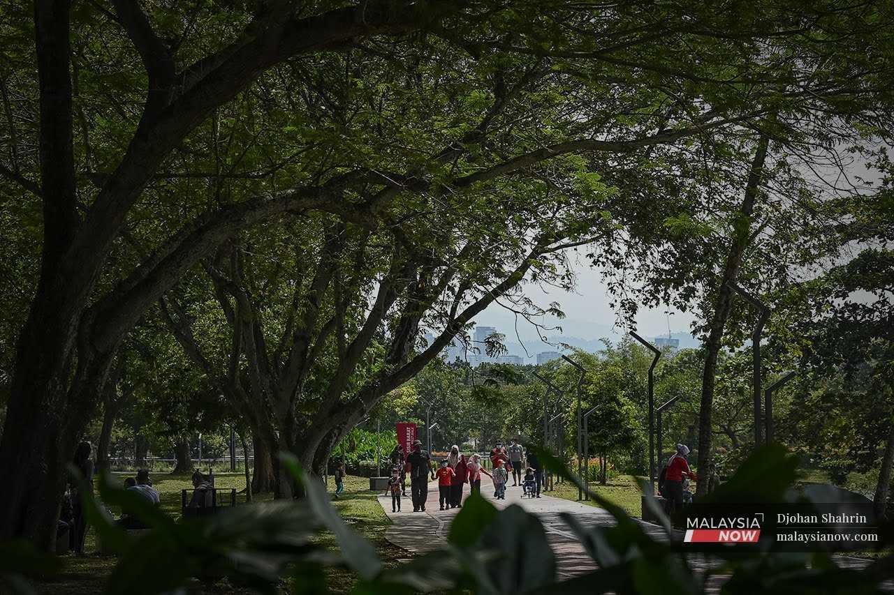 The one-month grant will be provided to women who return to work after long maternity leave.