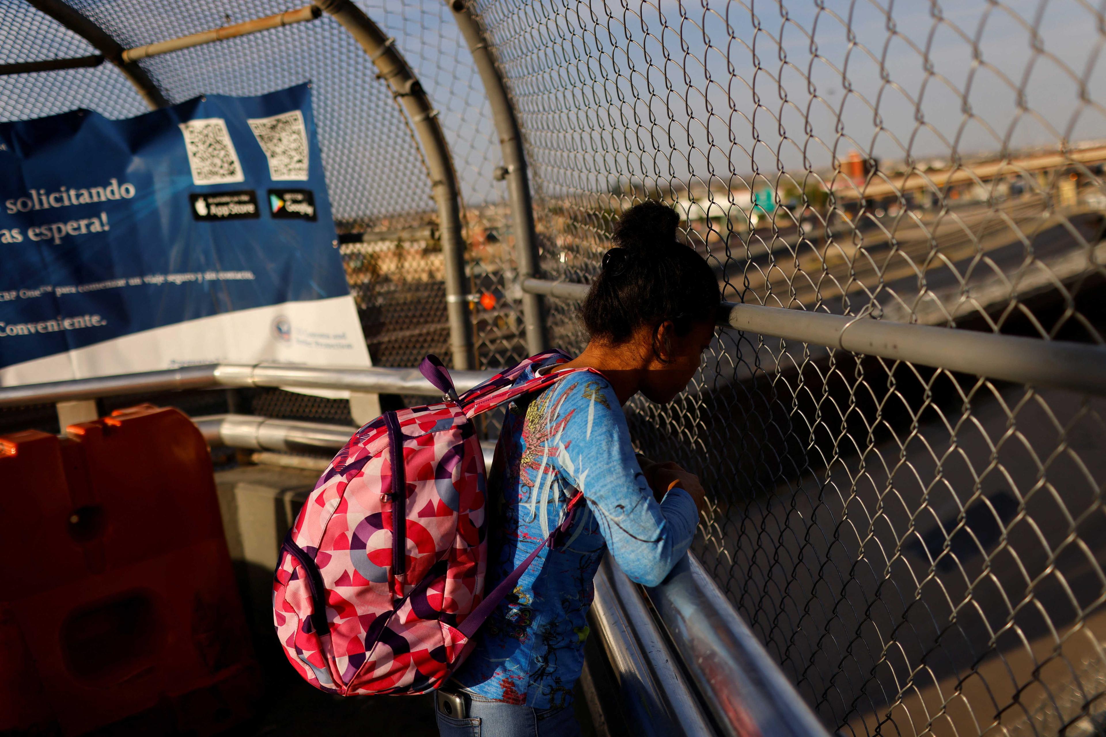 A migrant from Colombia seeking asylum in the US stands at the Paso Del Norte international bridge between Mexico and the US in Ciudad Juarez, Mexico May 12. Photo: Reuters