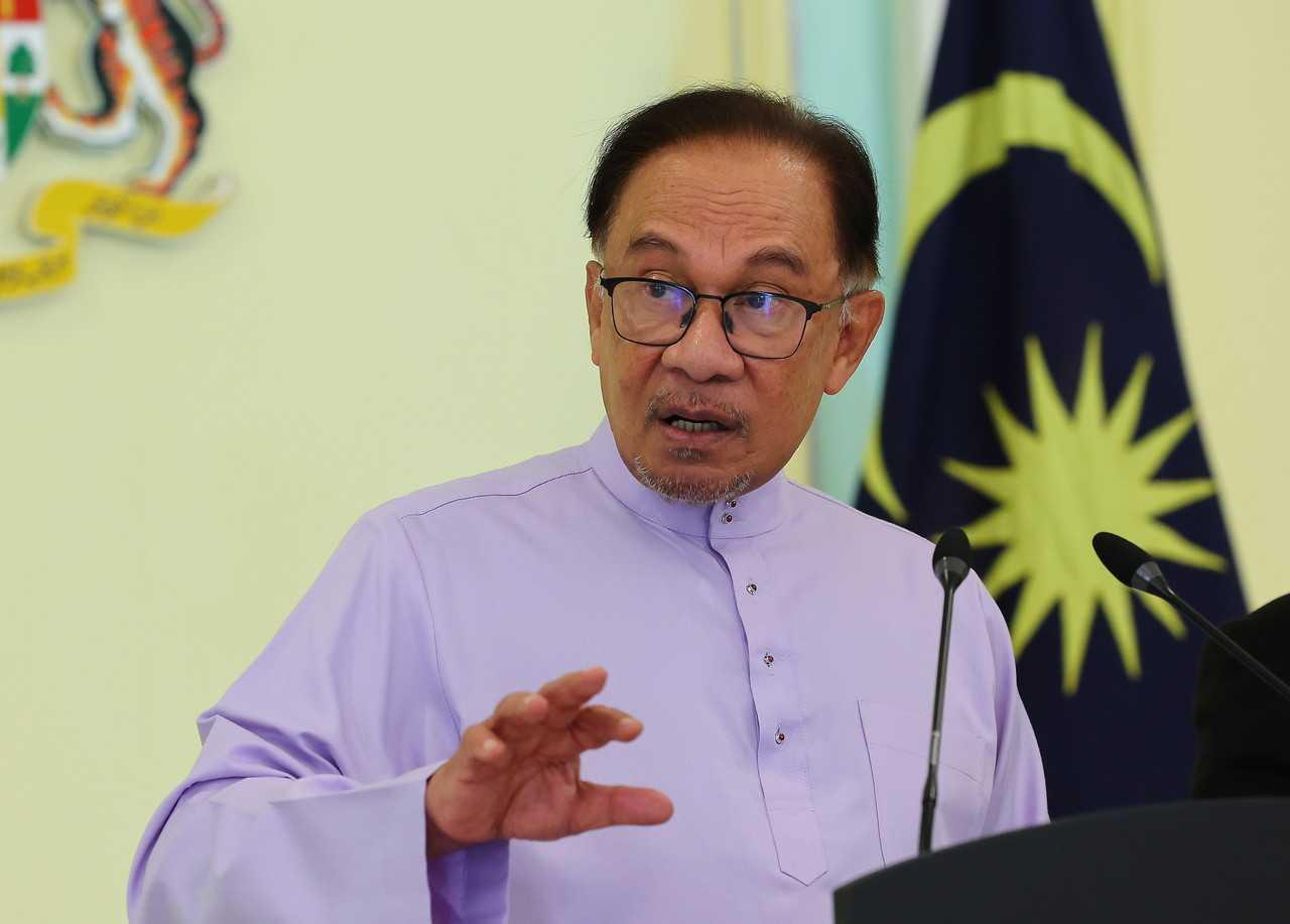 Perdana Menteri Anwar Ibrahim pada sidang media selepas mempengerusikan Majlis Tindakan Ekonomi Negara di bangunan Perdana Putra hari ini. Gambar: Bernama