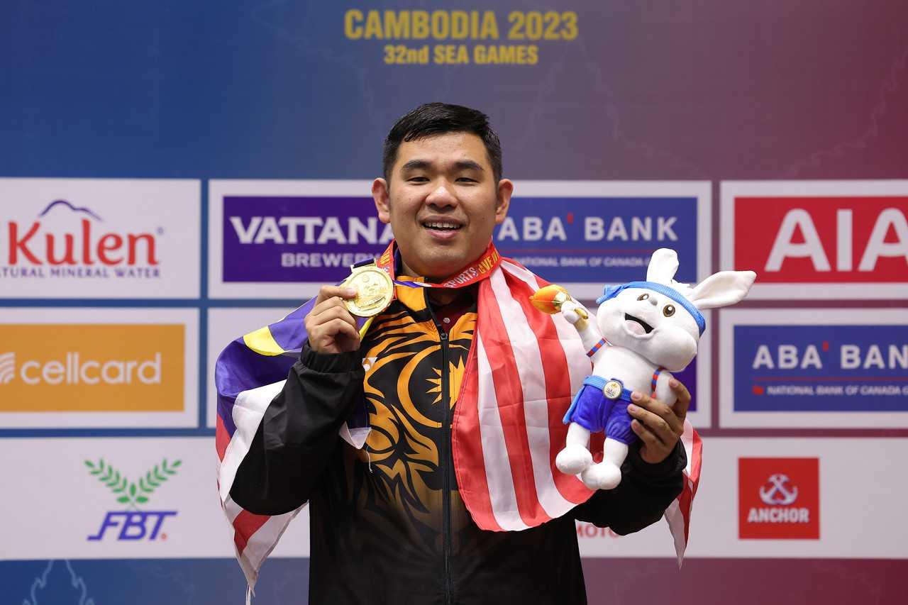National billiards athlete Thor Chuan Leong clinches the gold medal in the men's snooker singles event at the 2023 SEA Games yesterday. Photo: Bernama
