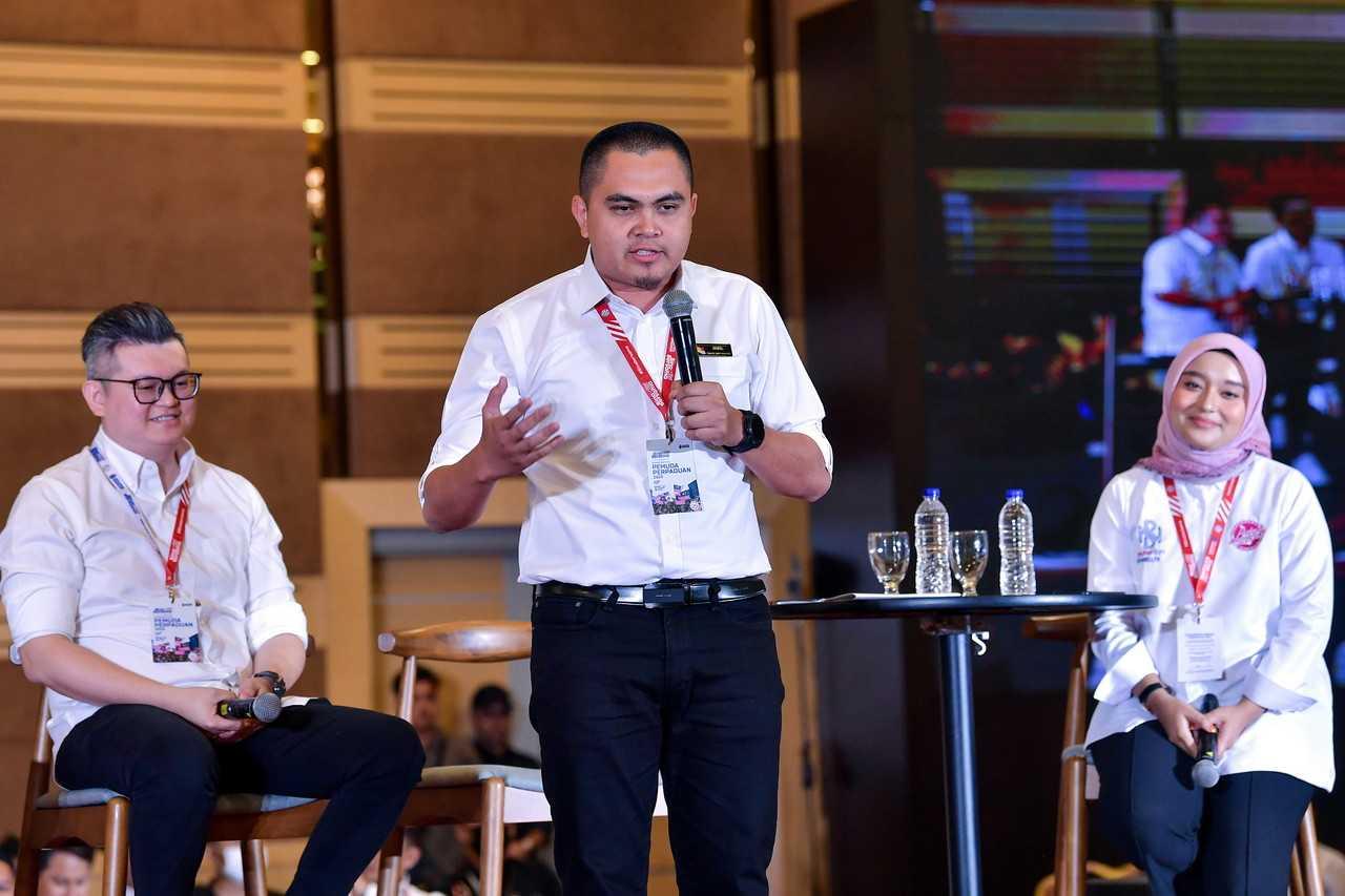 Ketua Pemuda Umno Dr Muhamad Akmal Saleh (tengah) berucap pada Konvensyen Belia Nasional Kerajaan Perpaduan 2023 di Pusat Dagangan Dunia Kuala Lumpur, 14 Mei. Gambar: Bernama