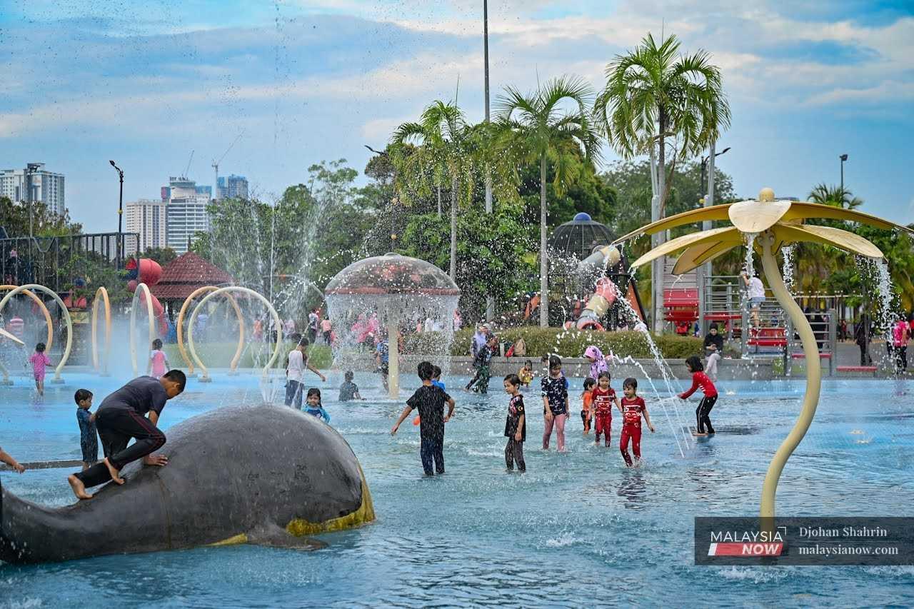 Pindaan Akta Sistem Insurans Pekerjaan 2017 tahun ini bertujuan menyediakan peruntukan geran penjagaan kanak-kanak kepada wanita yang kembali bekerja.