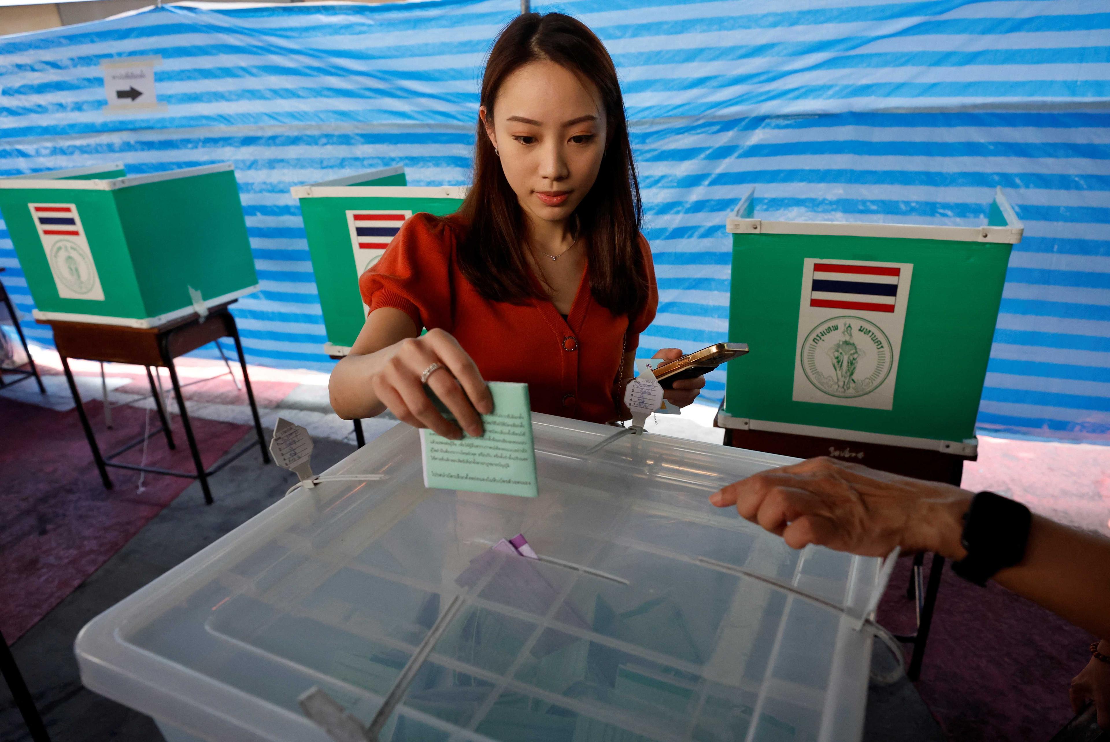 Seorang pengundi memasukkan kertas pengundi ke dalam peti undi dalam Pilihan Raya Umum Thailand di sebuah pusat mengundi di Bangkok, Thailand, 14 Mei. Gambar: Reuters