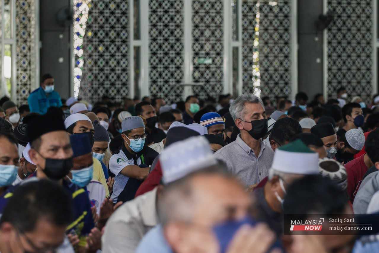 Umat Islam duduk mendengar Khutbah sebelum menunaikan solat Jumaat di Masjid Sultan Abdul Samad KLIA, 1 April 2022.