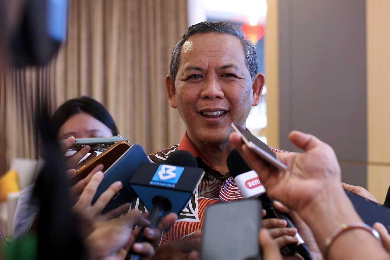 Menteri Besar Negeri Sembilan Aminuddin Harun bercakap kepada media di Seremban, 2 Februari. Gambar: Bernama