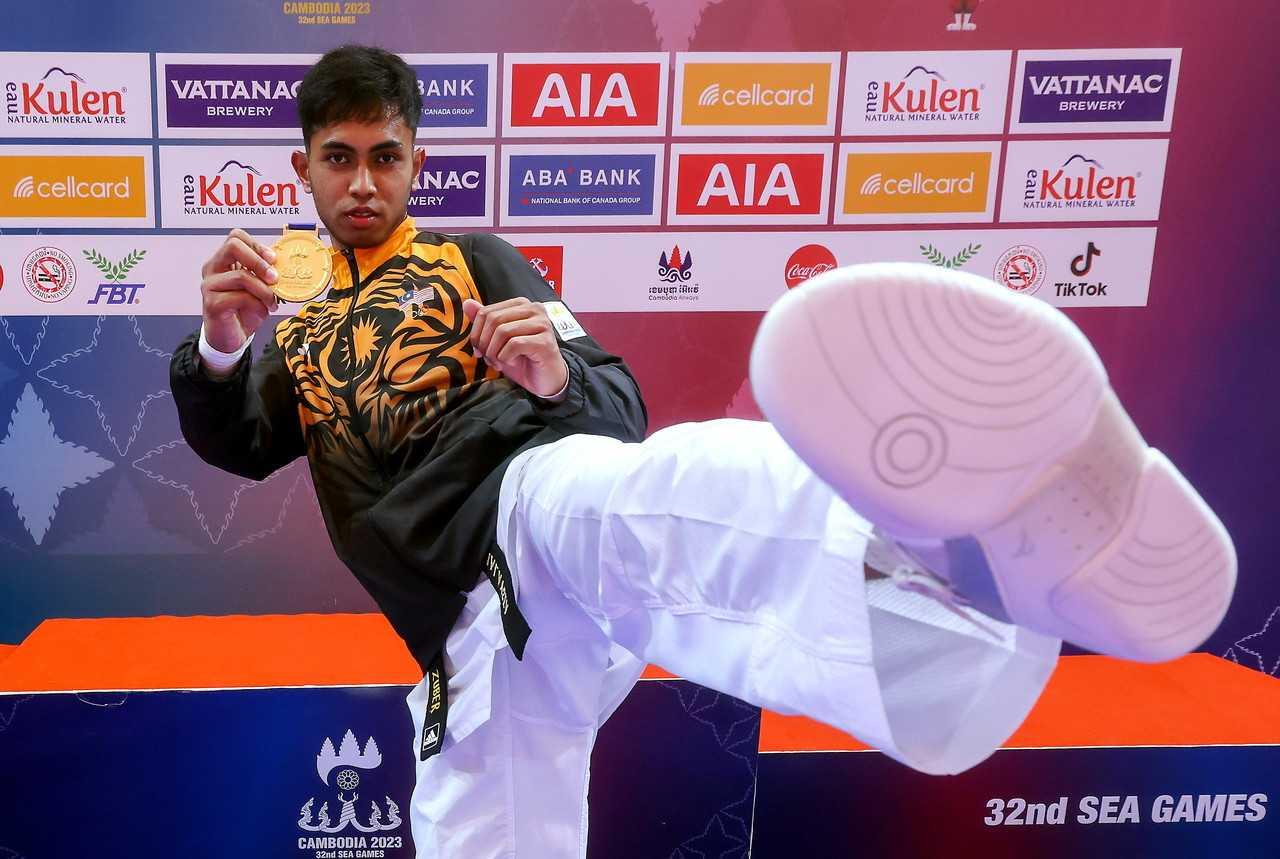 Atlit taekwondo negara, Syafiq Zuber merangkul pingat emas ke-30 Malaysia dalam acara akhir lelaki bawah 80kg semalam. Gambar: Bernama
