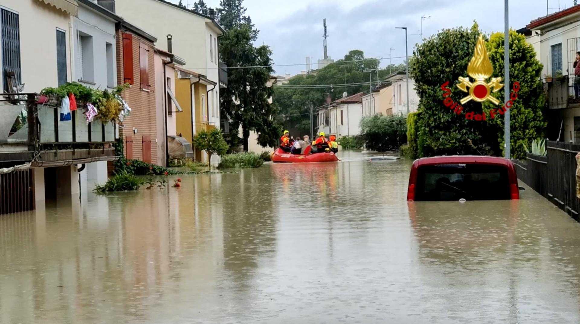 Pasukan penyelamat membawa orang ramai ke tempat tinggi sewaktu operasi menyelamat, di Forli, Itali selepas banjir melanda wilayah Emilia-Romagna, utara negara itu, 17 Mei. Gambar: Reuters 