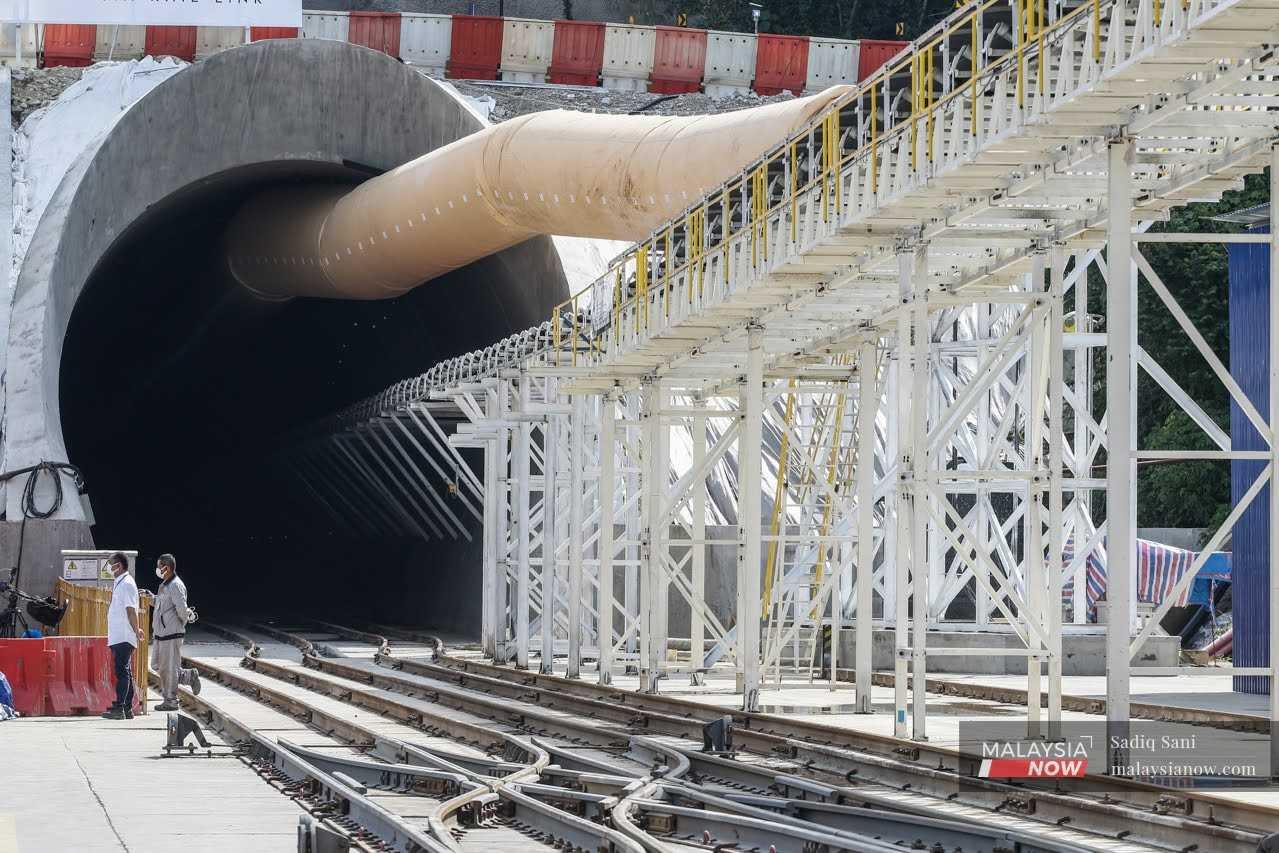 Terowong ECRL Genting sepanjang 16.39km sedang dalam pembinaan untuk perkhidmatan Laluan Rel Pantai Timur yang akan menghubungkan Pelabuhan Klang, Selangor dan Kota Bharu, Kelantan.