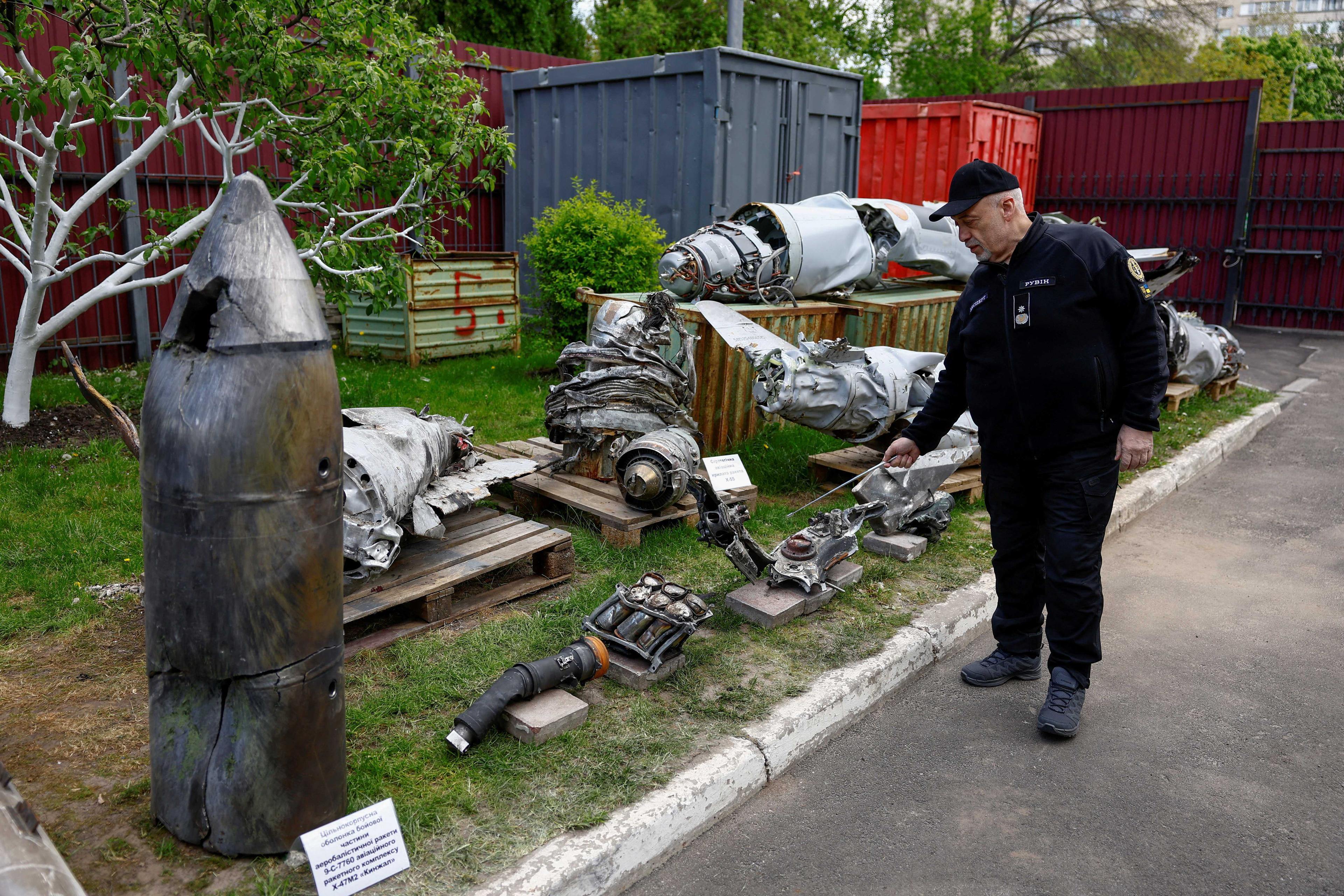 Oleksandr Ruvin, director of the Kyiv Scientific Research Institute of Forensic Expertise, shows Kh-47 Kinzhal Russian hypersonic missile parts, shot down by a Ukrainian Air Defence unit amid Russia's attack on Ukraine, Kyiv, Ukraine May 12. Photo: Reuters
