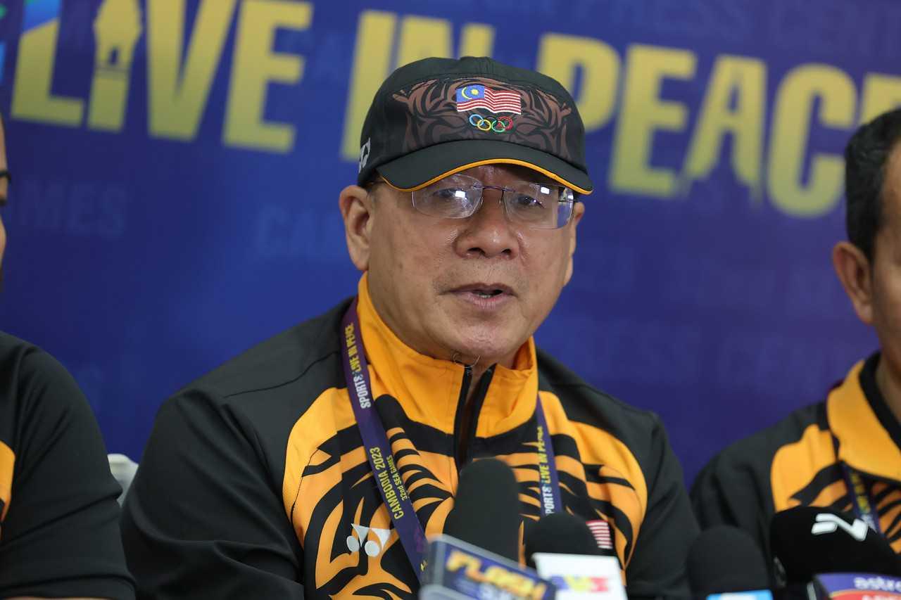 Ketua Kontinjen ke Sukan SEA 2023 Mohd Nasir Ali, pada sidang media di Stadium Nasional Morodok Techo semalam. Gambar: Bernama