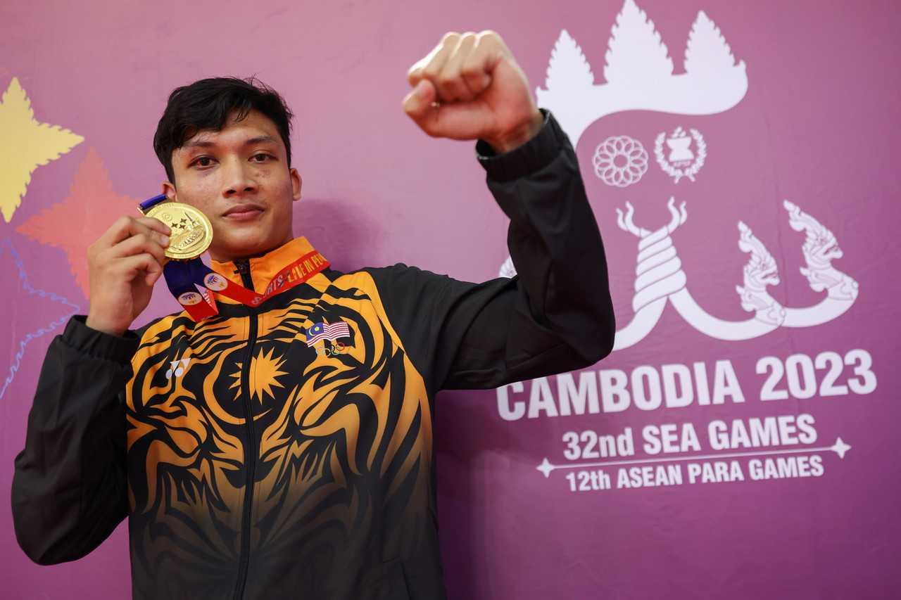 Atlet kick boxing negara Ahmad Nor Iman Hakim Rakib bergambar bersama pingat emas selepas acara akhir Kick Light 69 Kilogram pada Sukan SEA 2023 di Elephant Hall Stadium Nasional Morodok Techo, 16 Mei. Gambar: Bernama