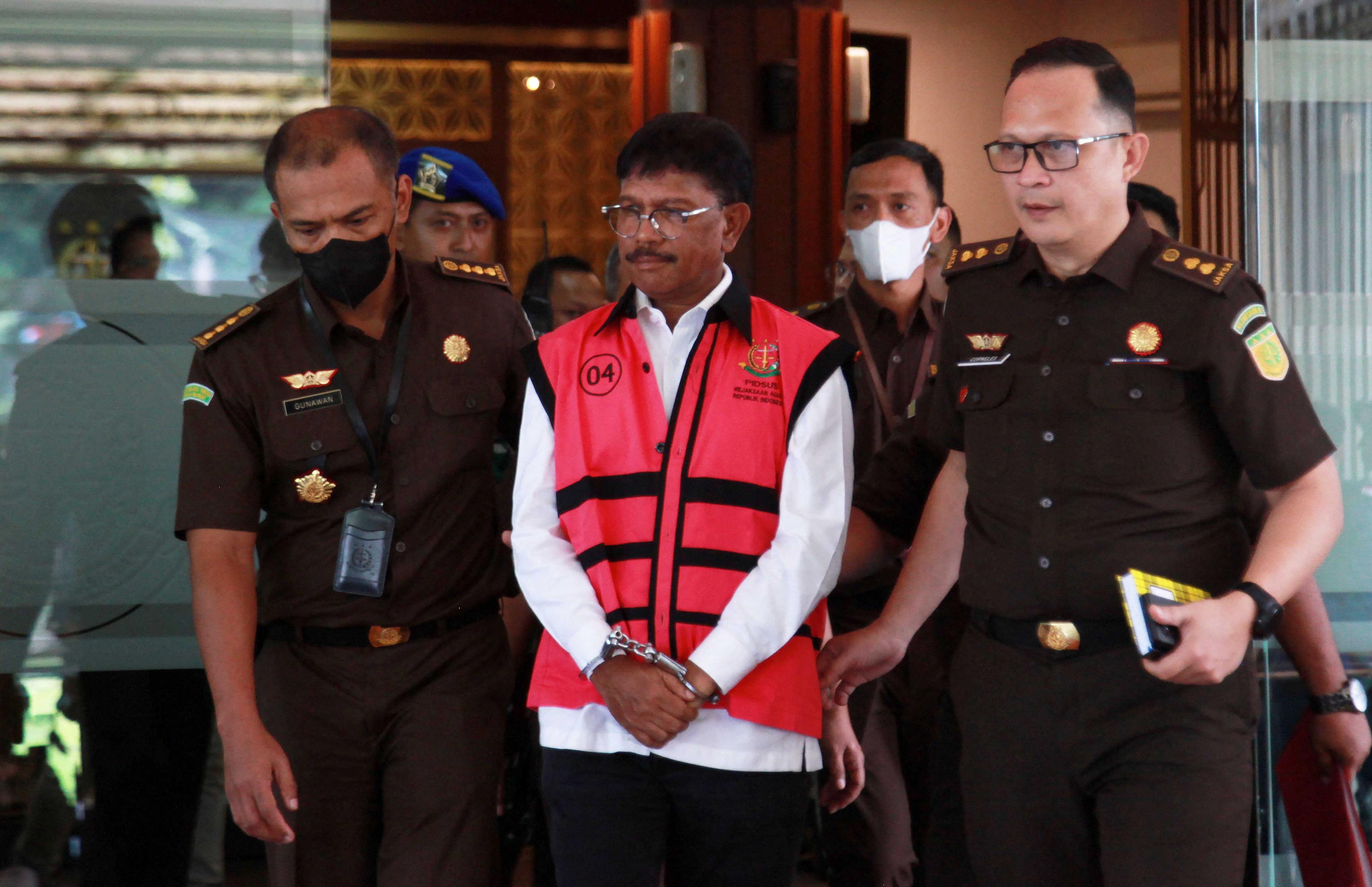 Menteri Komunikasi dan Informatika Indonesia Johnny G Plate ketika keluar di Pejabat Peguam Negara susulan tuduhan rasuah di Jakarta, Indonesia, 17 Mei, gambar ini diambil oleh Antara Foto. Gambar: Reuters