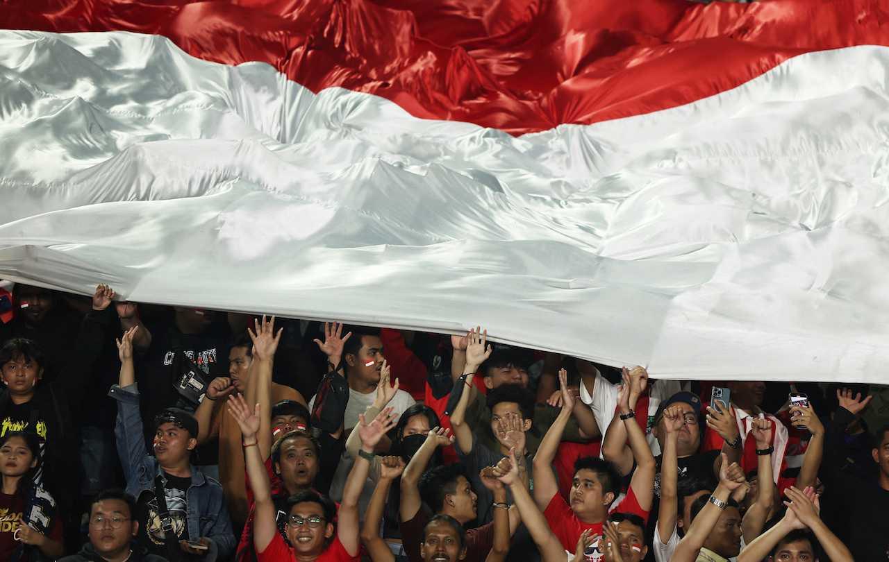 Indonesia fans celebrate after winning a match against Thailand at the Olympic National Stadium, Phnom Penh, Cambodia, May 16. Photo: Reuters
