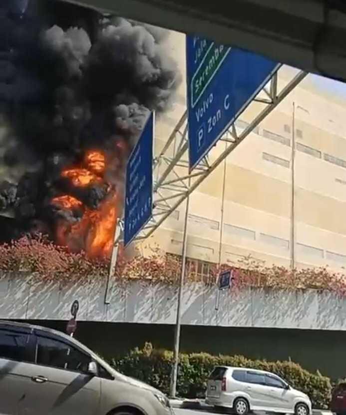 Api menjulang akibat kebakaran melibatkan salah sebuah bilik pencawang Tenaga Nasional Berhad di Mid Valley Megamall hari ini.