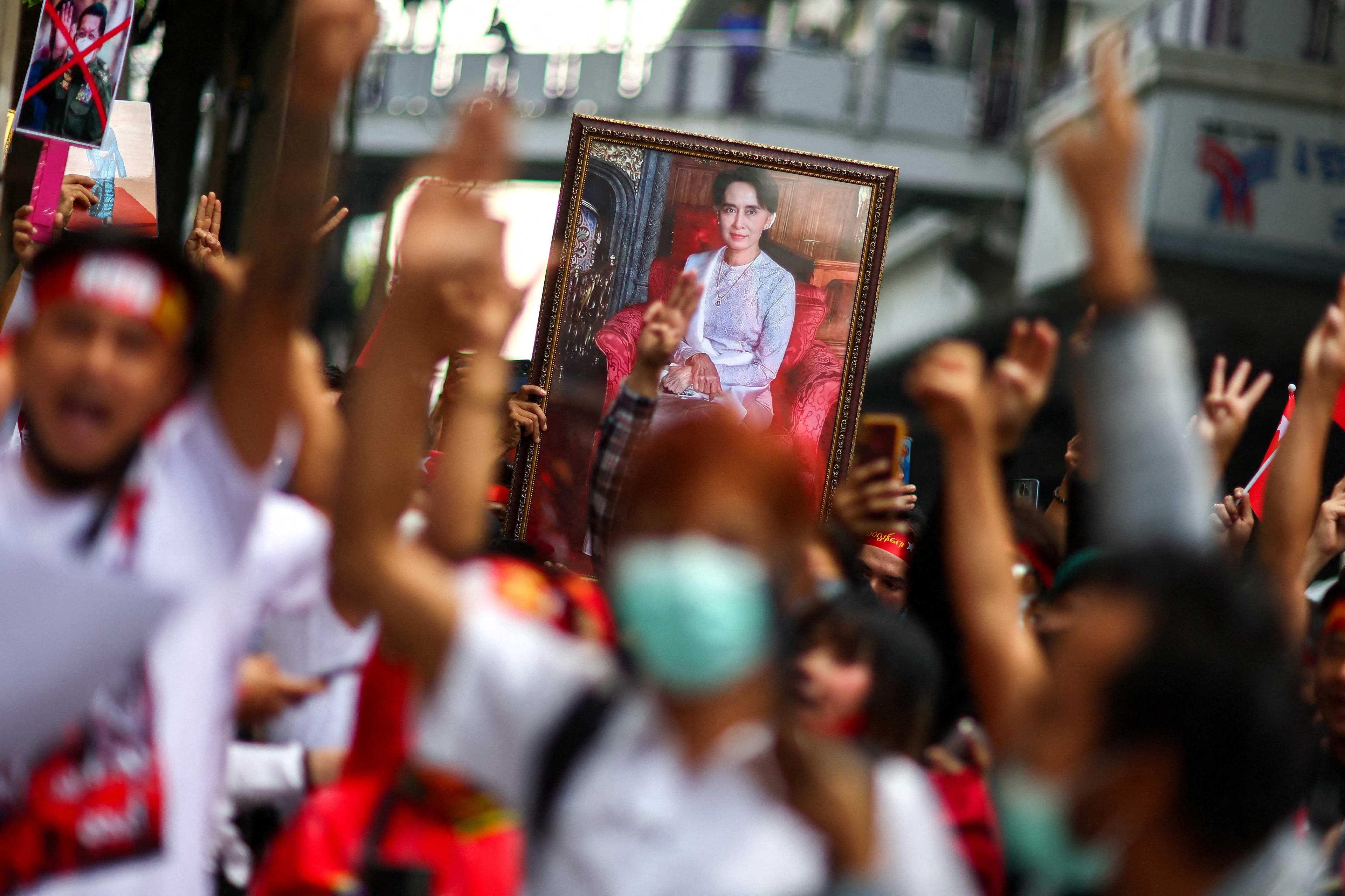 Penunjuk perasaan memegang potret Aung San Suu Kyi, sewaktu tunjuk perasaan bagi menandakan ulang tahun kedua rampasan kuasa tentera Myanmar pada 2021, di luar Kedutaan Myanmar di Bangkok, Thailand, 1 Februari. Gambar: Reuters