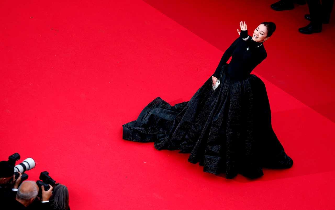 Actress Gong Li waves on the red carpet at the Cannes Film Festival in France, May 16. Photo: Reuters