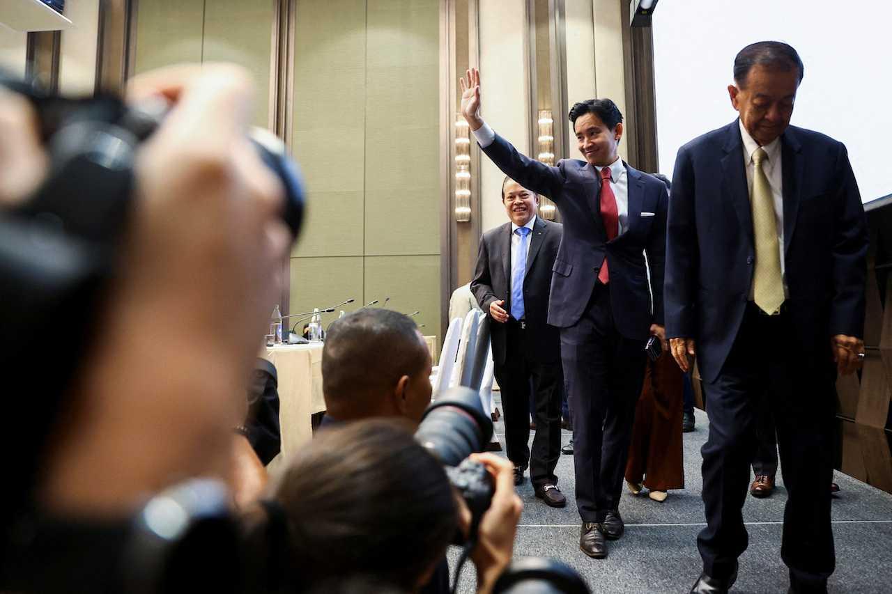 Ketua Parti Move Foward (MFP), Pita Limjaroenrat melambai ke arah media sambil berjalan selepas pertemuan dengan rakan gabungan di Bangkok, Thailand, 18 Mei. Gambar: Reuters