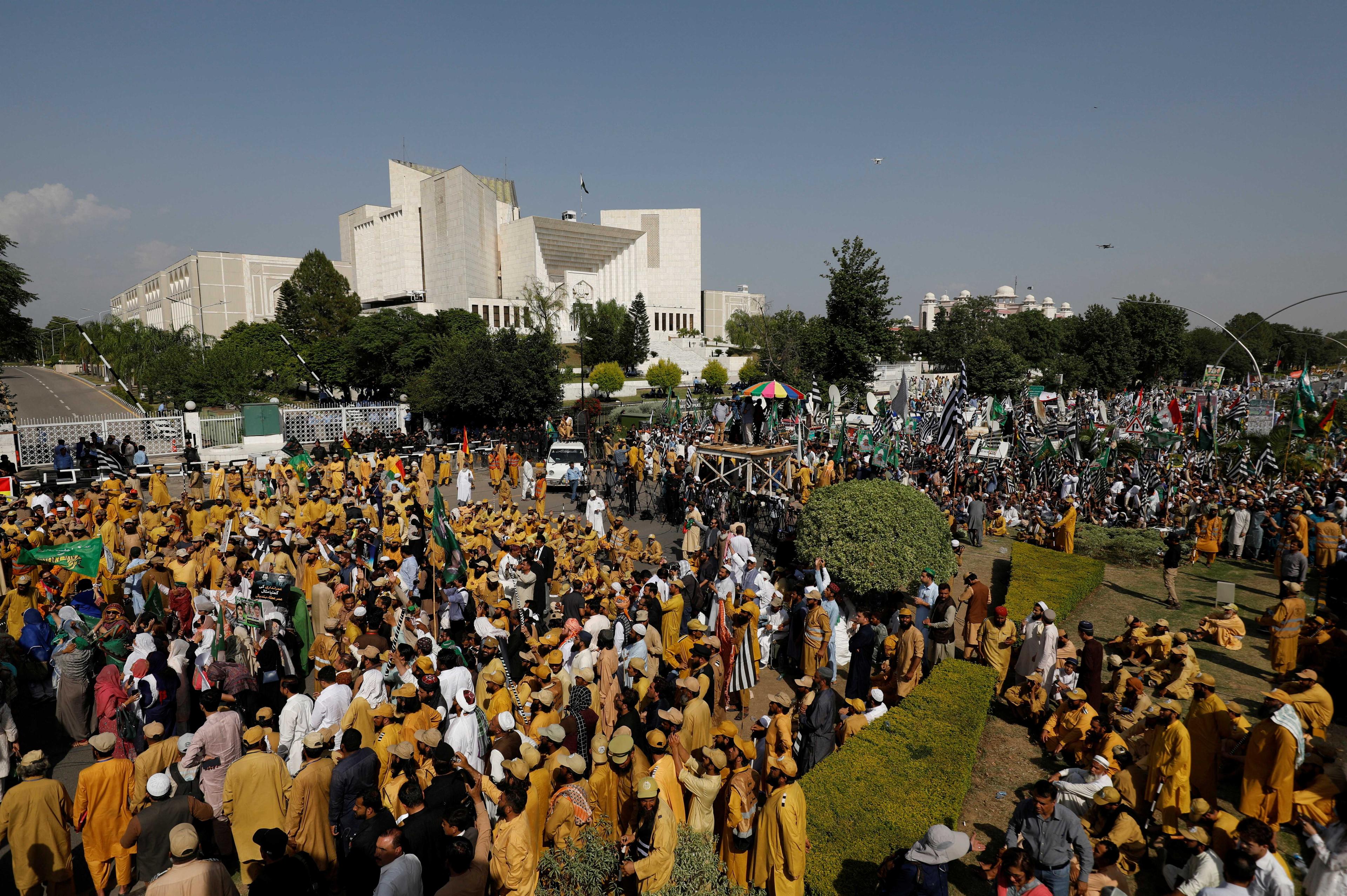 Penyokong Pergerakan Demokratik Pakistan (PDM) berkumpul di depan Mahkamah Agung Pakistan untuk membantah pemberian jaminan dalam beberapa kes kepada bekas perdana menteri Pakistan Imran Khan, di Islamabad, Pakistan pada 15 Mei. Gambar: Reuters