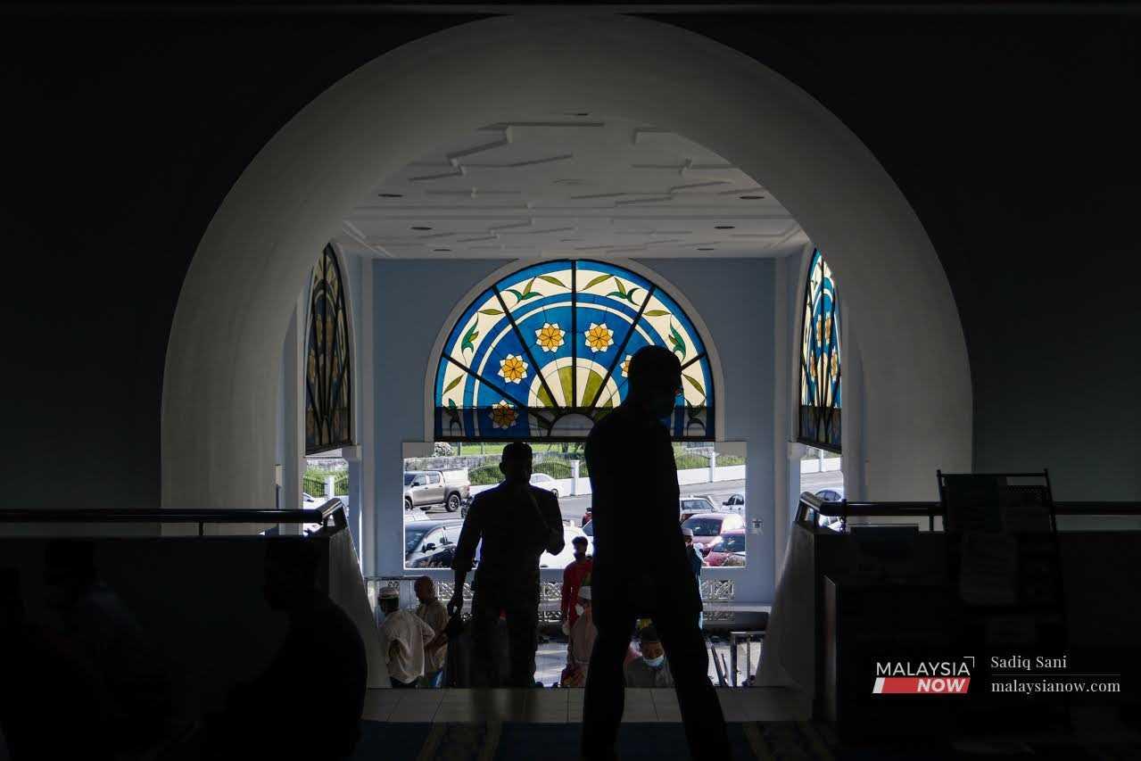 Ketua Polis Pulau Pinang Khaw Kok Chin menjelaskan isu laungan azan yang dibangkitkan menerusi media sosial adalah tidak benar dan ia boleh menimbulkan kegusaran awam serta mencetuskan isu perkauman.